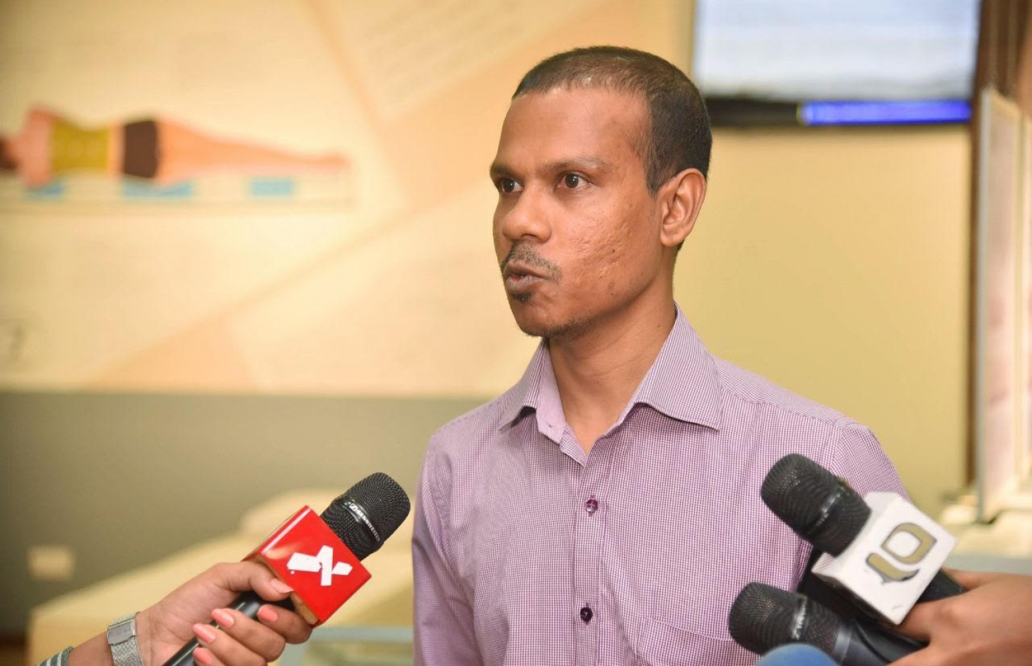 ރެއިންބޯ އެންޓަޕްރައިސަސްގެ ޖެނެރަލް މެނޭޖަރު އަބްދުﷲ ނޫސްވެރިންނަށް މައުލޫމާތު ދެނީ-- ފޮޓޯ:މިހާރު