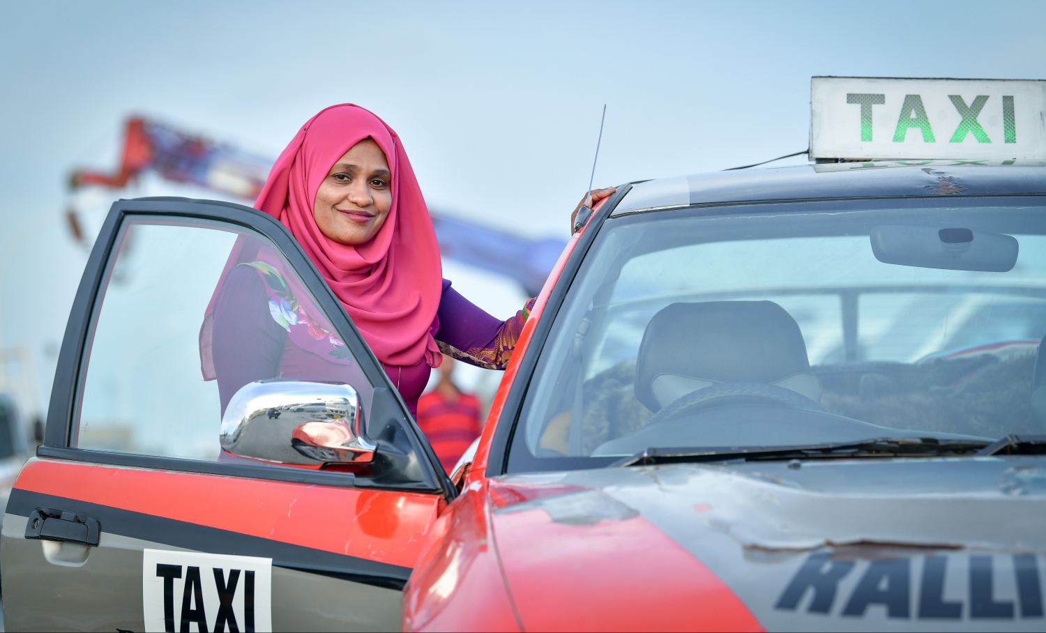 އައިމިނަތު ވަހީދާ އޭނާގެ ޓެކްސީ އަށް އަރަނީ. -- ފޮޓޯ: ނިޝާން އަލީ