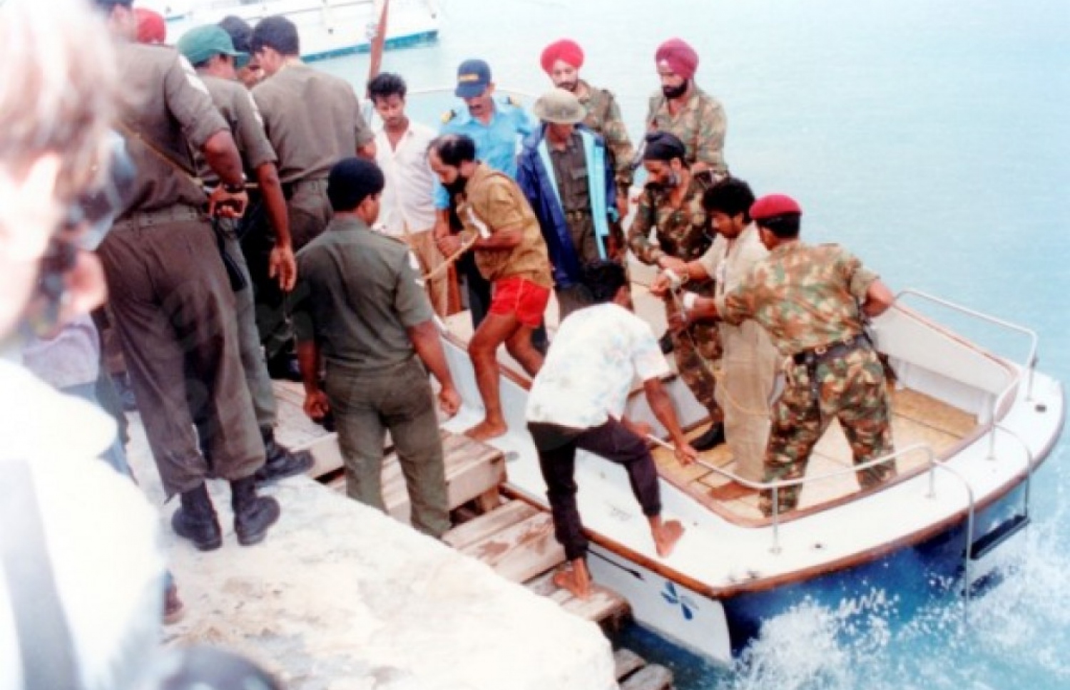 އަބްދުﷲ ލުތުފީ ސިފައިންގެ ބެލުމުގެ ދަށުން މާލެ ގެންނަނީ.