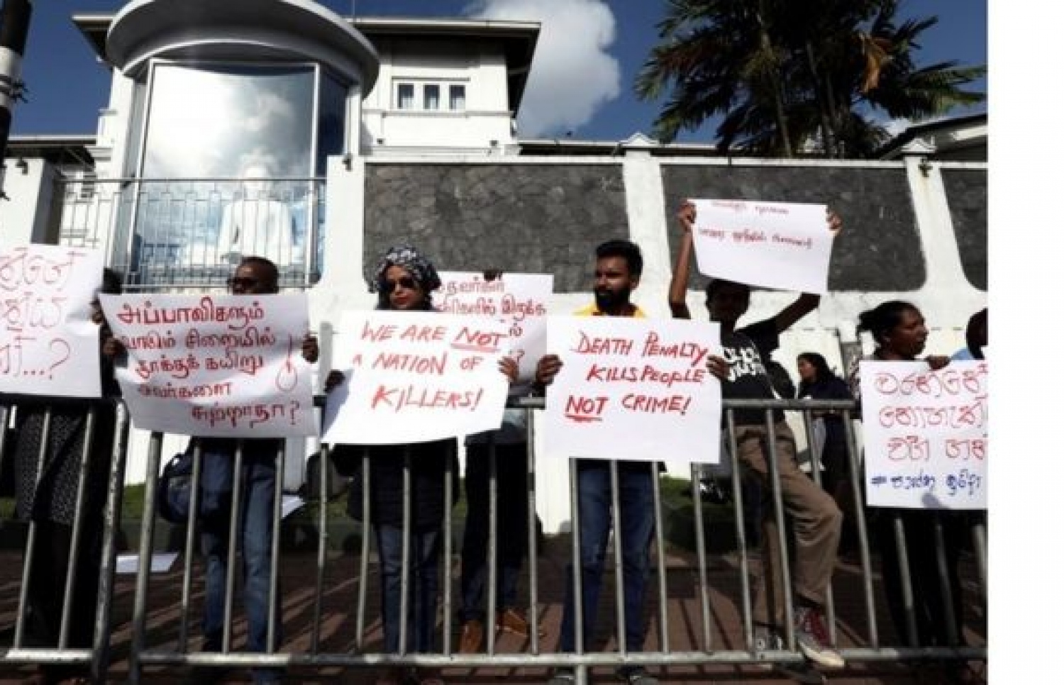 ވެލިކަޑަ ޖަލުގެ ބޭރުގައި އިއްޔެ މުޒާހަރާ ކުރަނީ. --ފޮޓޯ:ރޮއިޓާސް