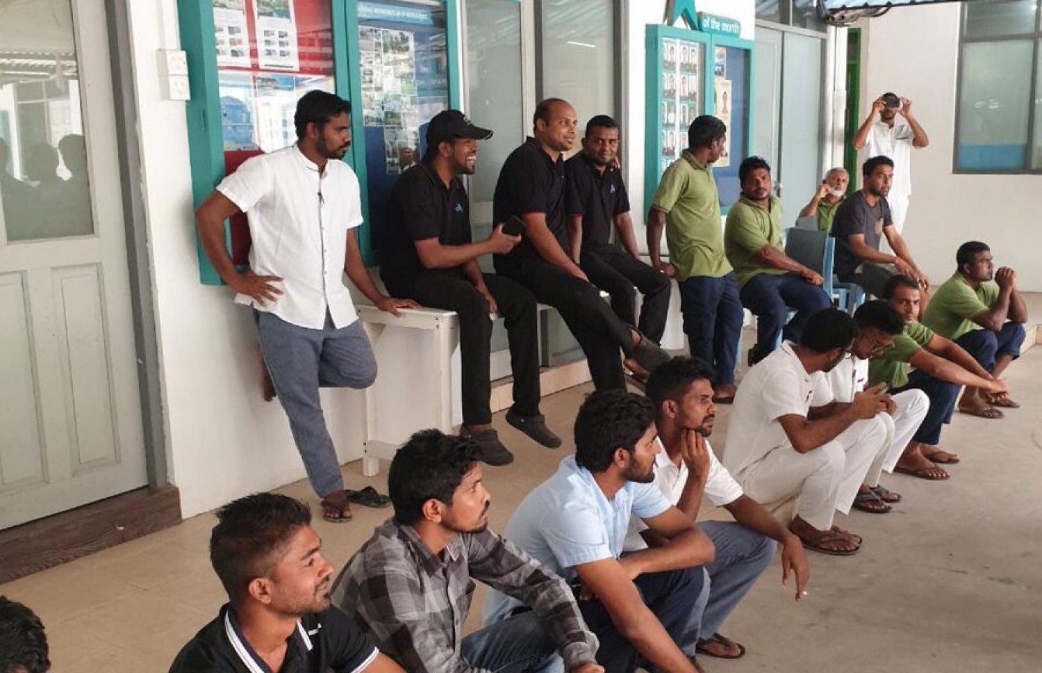 ރިސޯޓެއްގެ މުވައްޒަފުންތަކެއް ކަނޑާލަން ނިންމުމުން މުވައްޒަފުން ކަނބޮޑުވުން ފާޅުކުރަނީ. ރިސޯޓުތަކުގައި މަސައްކަތް ކުރާ ދިވެހިން ހައްގުތައް ހޯދުމަށް ފާޅުގައި ނުކުމޭ -- ފޮޓޯ: ސޯޝަލް މީޑިއާ