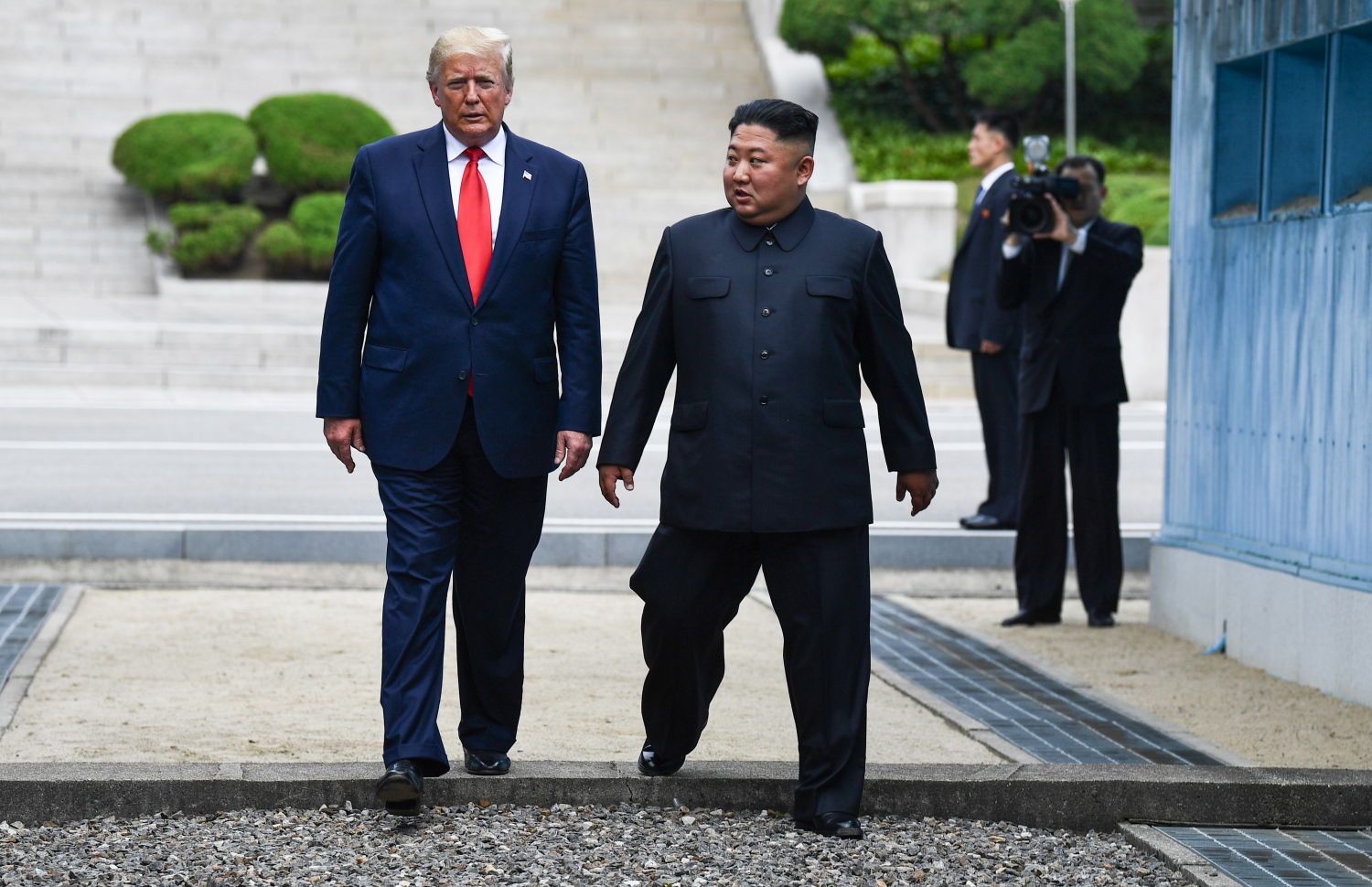 ދެ ކޮރެއާ ގުޅޭ މިލިޓަރީ ޑިމާކޭޝަން ލައިންގެ ދެކުނުގައި ރައީސް ޑޮނަލްޑް ޓްރަމްޕް އާއި ކިމް ޖޮން އުން ފޮޓޯއަކަށް ހުއްޓިވަޑައިގެން. --ފޮޓޯ:އޭއެފްޕީ