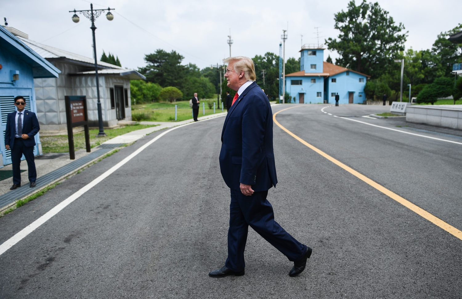 ދެ ކޮރެއާ ގުޅޭ މިލިޓަރީ ޑިމާކޭޝަން ލައިންއާ ދިމާލަށް ރައީސް ޑޮނަލްޑް ޓްރަމްޕް ވަޑައިގަންނަވަނީ. --ފޮޓޯ:އޭއެފްޕީ