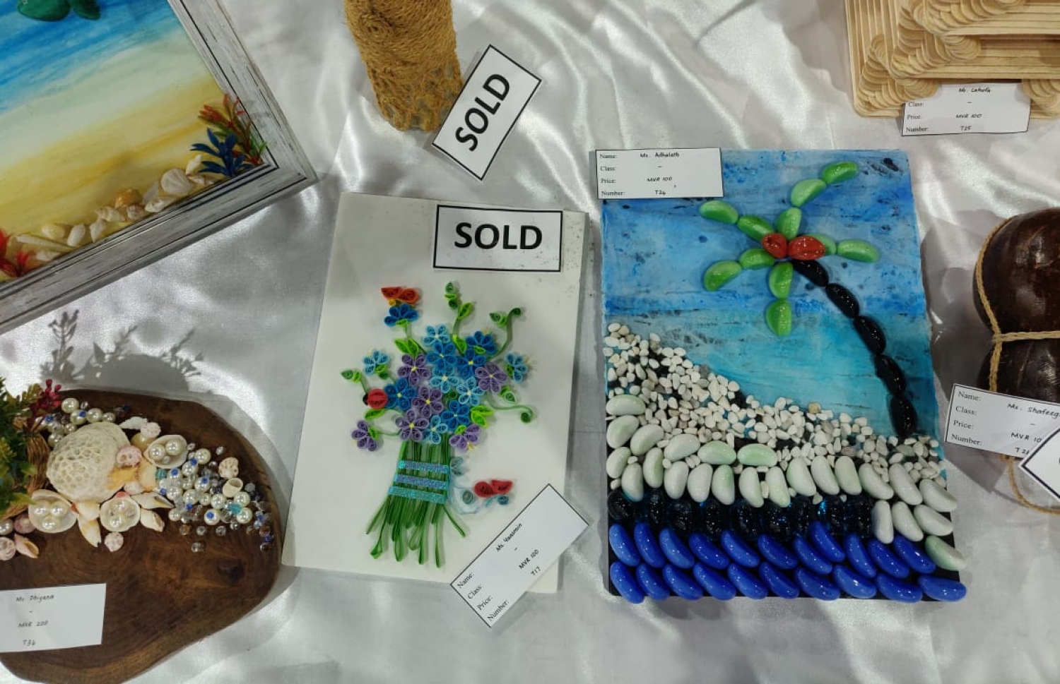 ހިރިޔާ ސްކޫލުގެ 10ވަނަ އަހަރީ ދުވަހާ ގުޅުވައިގެން ބޭއްވި އާޓް އެގްޒިބިޝަންގެ ތެރެއިން.--މިހާރު ފޮޓޯ