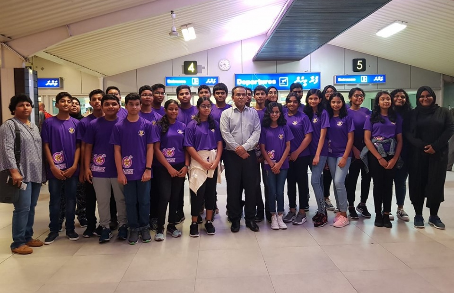 ވޯލްޑް ސްކޮލާސްކަޕްގެ ދެ ވަނަ ބުރަށް ފުރުމުގެ ކުރިން ޣިޔާސުއްދީން ސްކޫލުގެ ދަރިވަރުން ފޮޓޯއަކަށް ހުއްޓިލައިގެން.-- ފޮޓޯ: ޣިޔާސުއްދީން ސްކޫލު