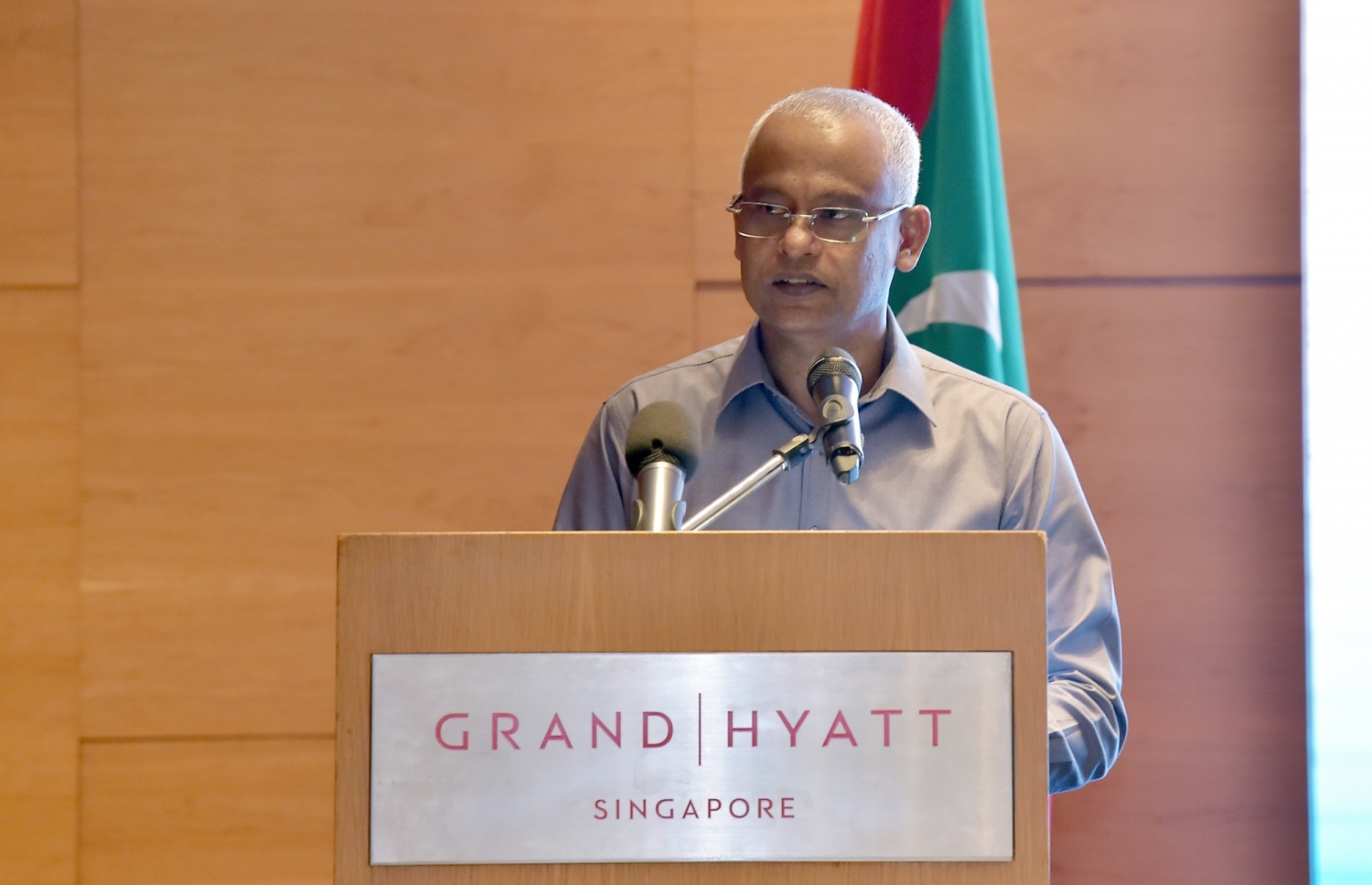 ސިންގަޕޫރު: ޖޫން 30، 2019: ރައީސްގެ ދެކަނބަލުން ސިންގަޕޫރަށް ކުރެއްވި ދަތުރުފުޅުގައި ގައި އެ ގައުމުގައި ދިރިއުޅޭ ދިވެހިންނާ ބައްދަލުކުރެއްވުމަށް ބޭއްވި ހަފުލާގައި ރައީސް އިބްރާހިމް މުހައްމަދު ސޯލިހު ވާހަކަ ދައްކަވަނީ.-- ފޮޓޯ: ރައީސް އޮފީސް