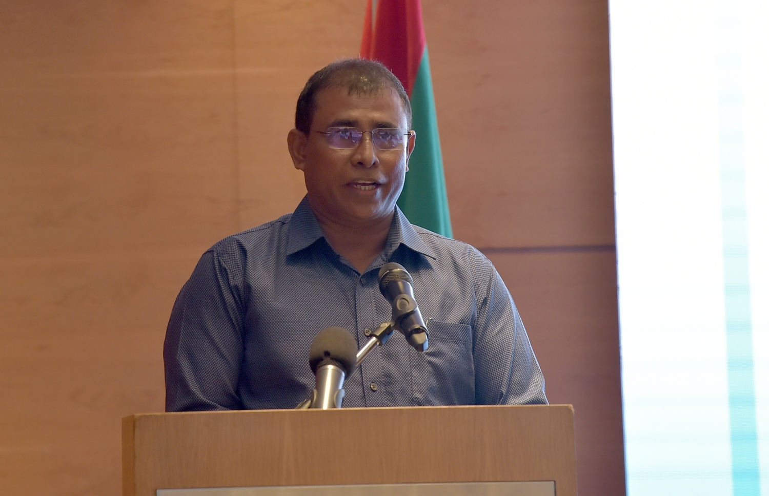 ސިންގަޕޫރު: ޖޫން 30، 2019: ރައީސްގެ ދެކަނބަލުން ސިންގަޕޫރަށް ކުރެއްވި ދަތުރުފުޅުގައި ގައި އެ ގައުމުގައި ދިރިއުޅޭ ދިވެހިންނާ ބައްދަލުކުރެއްވުމަށް ބޭއްވި ހަފުލާގައި ސިންގަޕޫރަށް ކަނޑައަޅުއްވާފައި ހުންނަވާ ސަފީރު އަބްދުﷲ މައުސޫމް ވާހަކަ ދައްކަވަނީ.-- ފޮޓޯ: ރައީސް އޮފީސް