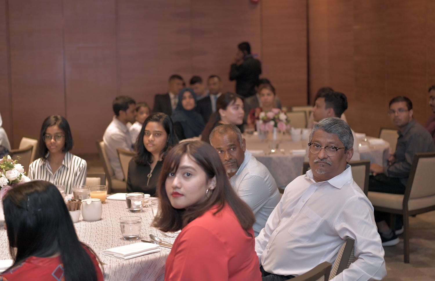 ސިންގަޕޫރު: ޖޫން 30، 2019: ރައީސްގެ ދެކަނބަލުން ސިންގަޕޫރަށް ކުރެއްވި ދަތުރުފުޅުގައި ގައި އެ ގައުމުގައި ދިރިއުޅޭ ދިވެހިންނާ ބައްދަލުކުރެއްވުމަށް ބޭއްވި ހަފުލާގައި ބަޔަކު ބައިވެރިވަނީ.-- ފޮޓޯ: ރައީސް އޮފީސް