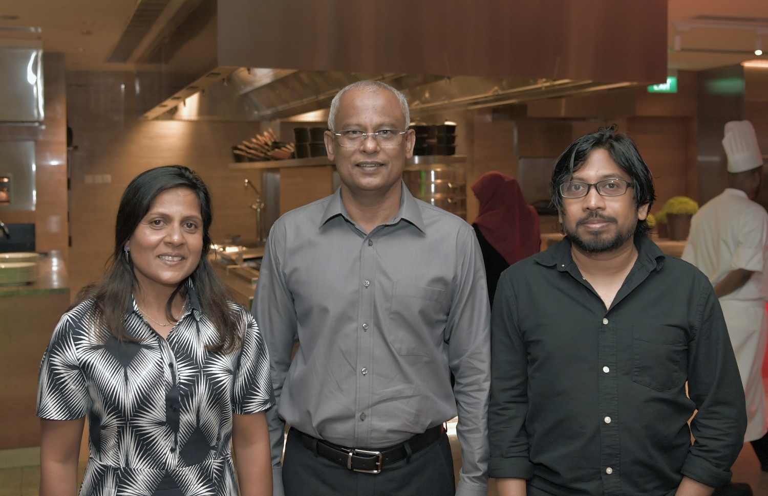 ސިންގަޕޫރު: ޖޫން 30، 2019: ރައީސްގެ ދެކަނބަލުން ސިންގަޕޫރަށް ކުރެއްވި ދަތުރުފުޅުގައި ގައި އެ ގައުމުގައި ދިރިއުޅޭ ދިވެހިންނާ ބައްދަލުކުރެއްވުމަށް ބޭއްވި ހަފުލާގައި ރައީސް އިބްރާހިމް މުހައްމަދު ސޯލިހާއި އަނބިކަނބަލުން ފަޒުނާ އަހުމަދު ފޮޓޯއަކަށް ހުއްޓިގެން.-- ފޮޓޯ: ރައީސް އޮފީސް