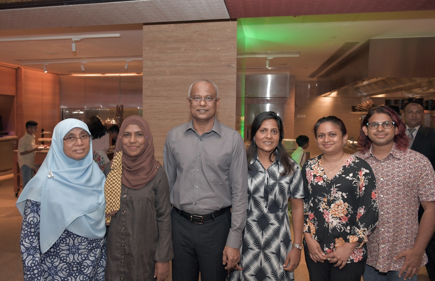 ސިންގަޕޫރު: ޖޫން 30، 2019: ރައީސްގެ ދެކަނބަލުން ސިންގަޕޫރަށް ކުރެއްވި ދަތުރުފުޅުގައި ގައި އެ ގައުމުގައި ދިރިއުޅޭ ދިވެހިންނާ ބައްދަލުކުރެއްވުމަށް ބޭއްވި ހަފުލާގައި ރައީސް އިބްރާހިމް މުހައްމަދު ސޯލިހާއި އަނބިކަނބަލުން ފަޒުނާ އަހުމަދު ފޮޓޯއަކަށް ހުއްޓިގެން.-- ފޮޓޯ: ރައީސް އޮފީސް