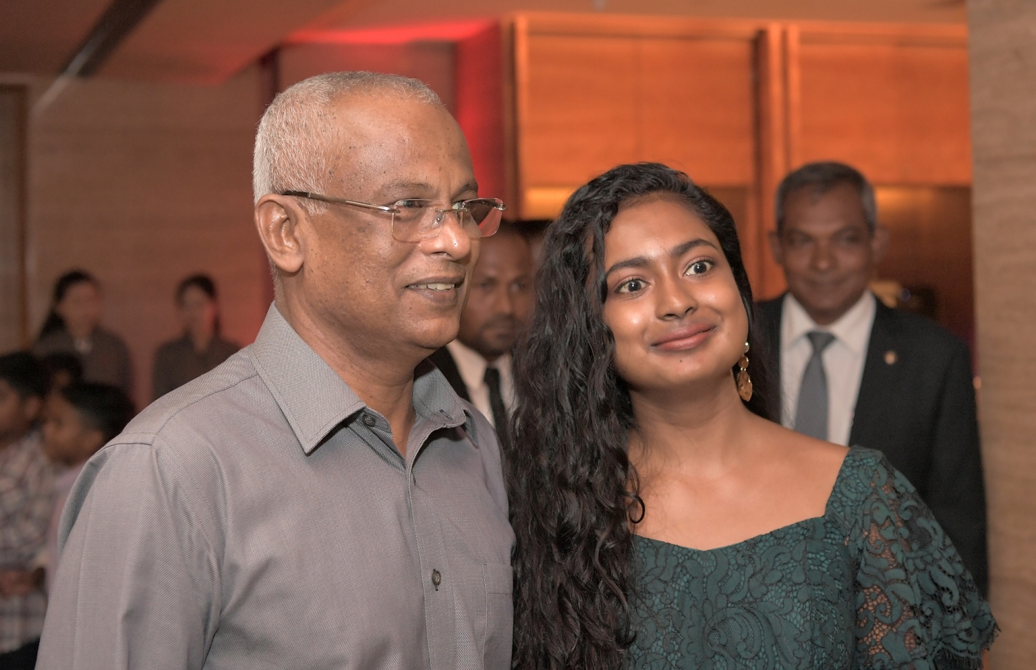 ސިންގަޕޫރު: ޖޫން 30، 2019: ރައީސްގެ ދެކަނބަލުން ސިންގަޕޫރަށް ކުރެއްވި ދަތުރުފުޅުގައި ގައި އެ ގައުމުގައި ދިރިއުޅޭ ދިވެހިންނާ ބައްދަލުކުރެއްވުމަށް ބޭއްވި ހަފުލާގައި ޒުވާނަކު ރައީސް އިބްރާހިމް މުހައްމަދު ސޯލިހާއެކު ފޮޓޯއެއް ނަގަނީ.-- ފޮޓޯ: ރައީސް އޮފީސް