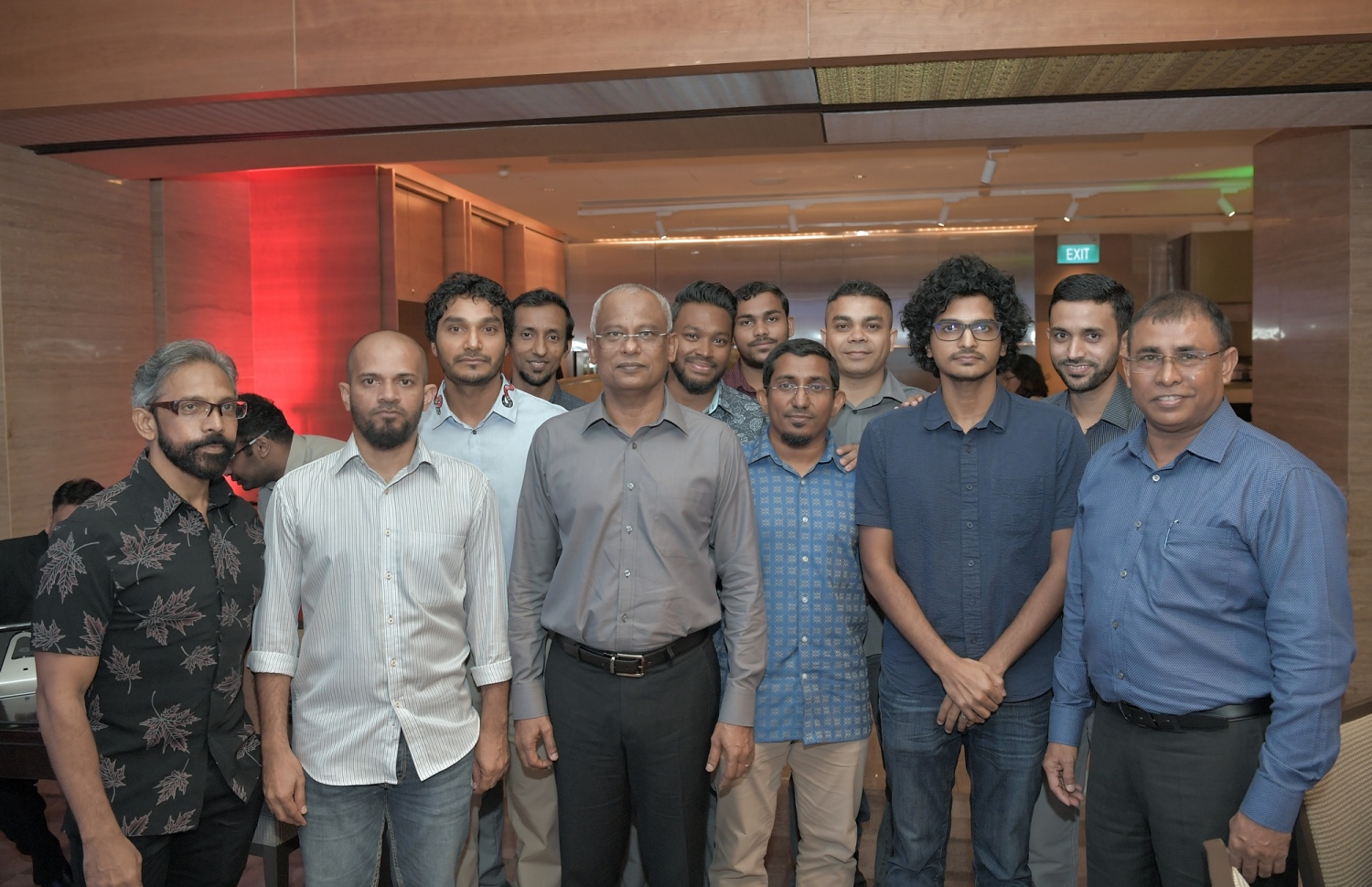 ސިންގަޕޫރު: ޖޫން 30، 2019: ރައީސްގެ ދެކަނބަލުން ސިންގަޕޫރަށް ކުރެއްވި ދަތުރުފުޅުގައި ގައި އެ ގައުމުގައި ދިރިއުޅޭ ދިވެހިންނާ ބައްދަލުކުރެއްވުމަށް ބޭއްވި ހަފުލާގައި ރައީސް އިބްރާހިމް މުހައްމަދު ސޯލިހު ޒުވާނުންތަކަކާއެކު ފޮޓޯއަކަށް ހުއްޓިވަޑައިގެން.-- ފޮޓޯ: ރައީސް އޮފީސް