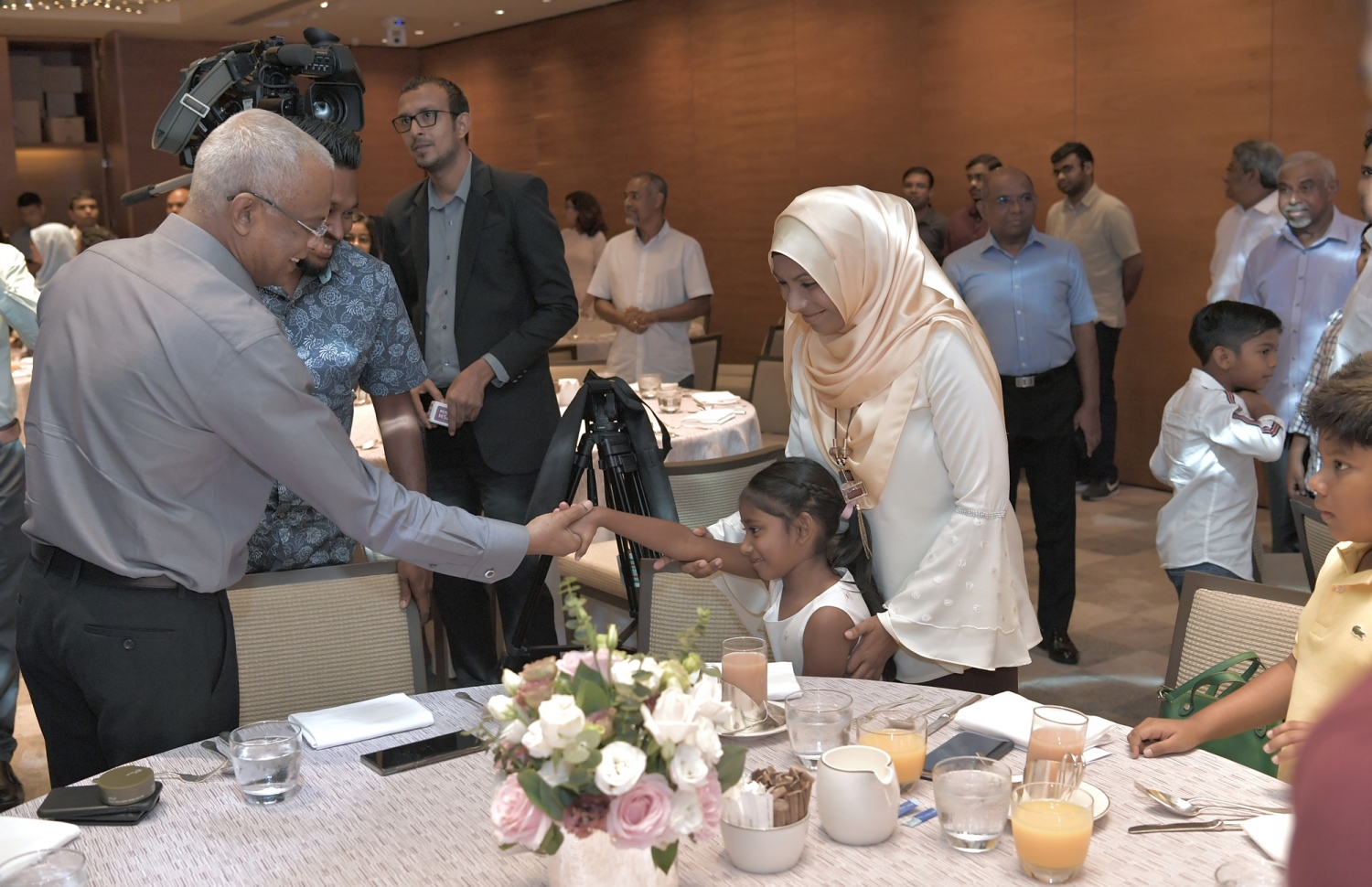 ސިންގަޕޫރު: ޖޫން 30، 2019: ރައީސްގެ ދެކަނބަލުން ސިންގަޕޫރަށް ކުރެއްވި ދަތުރުފުޅުގައި ގައި އެ ގައުމުގައި ދިރިއުޅޭ ދިވެހިންނާ ބައްދަލުކުރެއްވުމަށް ބޭއްވި ހަފުލާގައި ރައީސް އިބްރާހިމް މުހައްމަދު ސޯލިހު ކުޑަކުއްޖަކާ ސަލާމް ކުރައްވަނީ.-- ފޮޓޯ: ރައީސް އޮފީސް