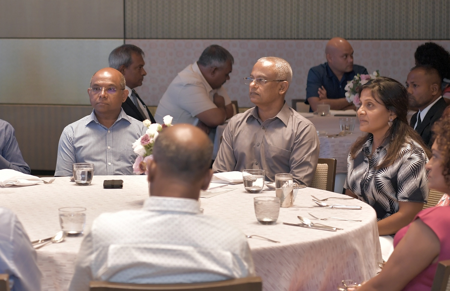 ސިންގަޕޫރު: ޖޫން 30، 2019: ރައީސްގެ ދެކަނބަލުން ސިންގަޕޫރަށް ކުރެއްވި ދަތުރުފުޅުގައި ގައި އެ ގައުމުގައި ދިރިއުޅޭ ދިވެހިންނާ ބައްދަލުކުރެއްވުމަށް ބޭއްވި ހަފުލާގައި ރައީސް އިބްރާހިމް މުހައްމަދު ސޯލިހާއި އަނބިކަނބަލުން ފަޒުނާ އަހުމަދު އަދި ފޮރިން މިނިސްޓަރު އަބްދުﷲ ޝާހިދު ބައިވެރިވެ ވަޑައިގަންނަވަނީ.-- ފޮޓޯ: ރައީސް އޮފީސް