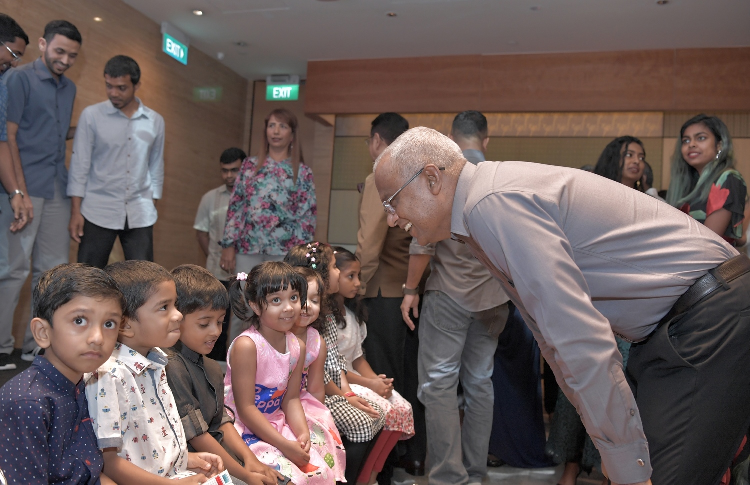 ސިންގަޕޫރު: ޖޫން 30، 2019: ރައީސްގެ ދެކަނބަލުން ސިންގަޕޫރަށް ކުރެއްވި ދަތުރުފުޅުގައި ގައި އެ ގައުމުގައި ދިރިއުޅޭ ދިވެހިންނާ ބައްދަލުކުރައްވަނީ.-- ފޮޓޯ: ރައީސް އޮފީސް