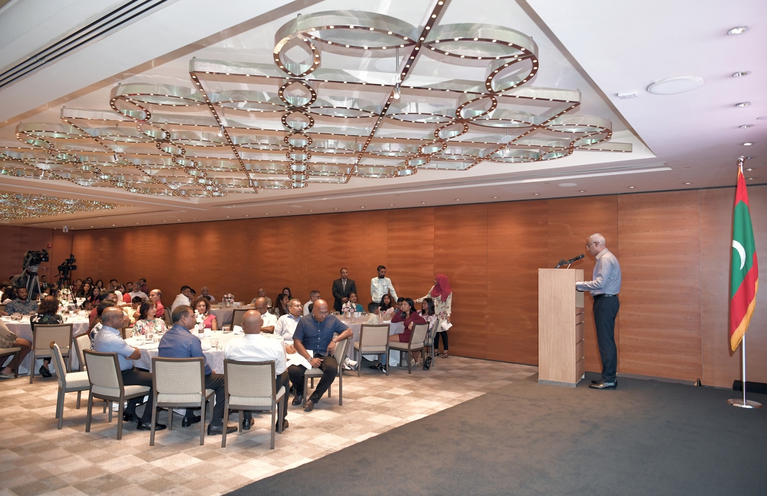 ސިންގަޕޫރު: ޖޫން 30، 2019: ރައީސްގެ ދެކަނބަލުން ސިންގަޕޫރަށް ކުރެއްވި ދަތުރުފުޅުގައި ގައި އެ ގައުމުގައި ދިރިއުޅޭ ދިވެހިންނާ ބައްދަލުކުރައްވައި ވާހަކަ ދައްކަވަނީ.-- ފޮޓޯ: ރައީސް އޮފީސް