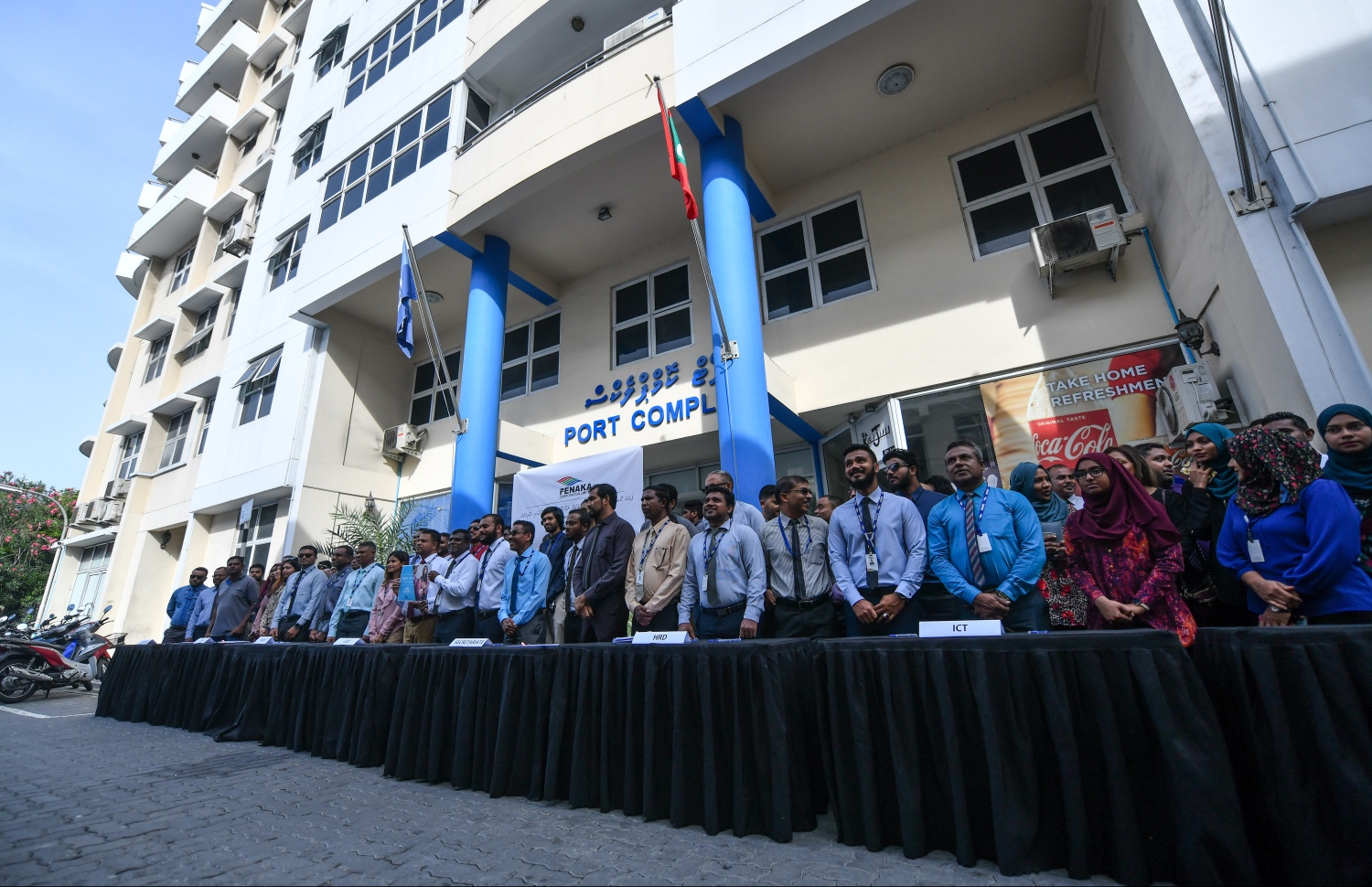 "ޒީރޯ ޓޮލެރެންސް ޓު ކޮރަޕްޝަން" ސިޔާސަތު ދެމެހެއްޓުމުގެ އިގުރާރުގައި ސޮއިކުރަން މިއަދު ބޭއްވި ރަސްމިއްޔާތުގައި، އެ ކުންފުނީގެ މުވައްޒަފުންތަކެއް ބައިވެރިވަނީ-- ފޮޓޯ: ހުސެއިން ވަހީދު/މިހާރު