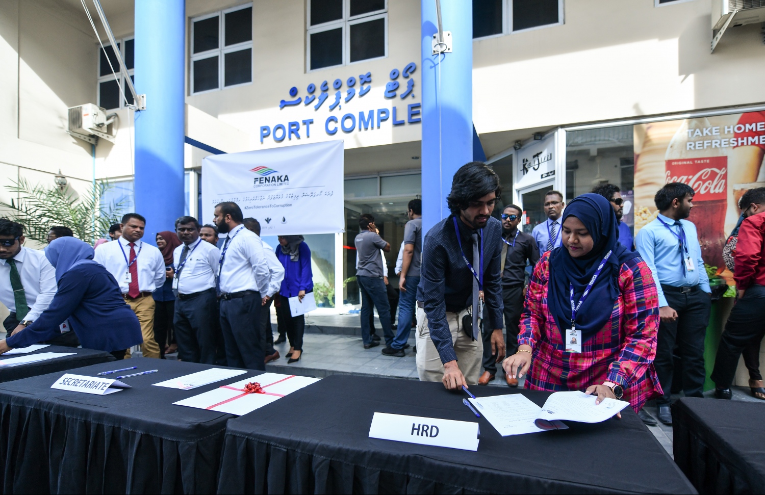 ނަޒާހަތްތެރިކަމުގެ ވައުދުގައި ފެނަކަ މުވައްޒަފުން ސޮއިކުރަނީ: އެތަނުގައި ބައެއް އުސޫލްތައް ކޮރަޕްޝަނަށް ހުޅުވިފައިވާ ކަމަށް އޭސީސީން ބުނޭ.