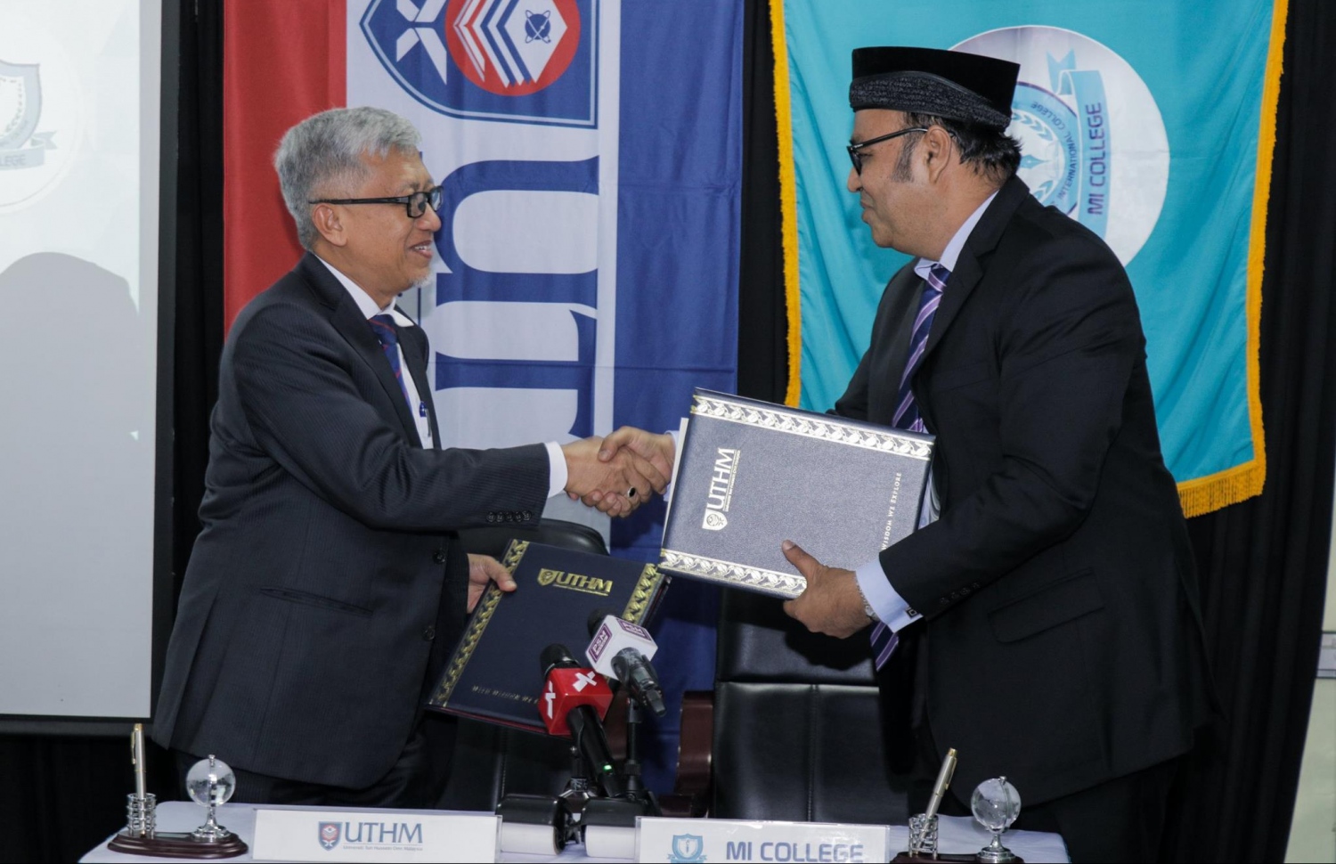 މައި ކޮލެޖުގައި ޔޫޓީއެޗްއެމްގެ ކޯސްތައް ކިޔަވާދޭން މައި ކޮލެޖުގެ ސީއީއޯ އަހުމަދު މޮޓަކީ (ކ) އާއި ޔޫޓީއެޗްއެމްގެ ވައިސް ޗާންސެލަރު ޑރ. ވަހީދު ވީ އެއްބަސްވުން ބަދަލުކުރައްވަނީ