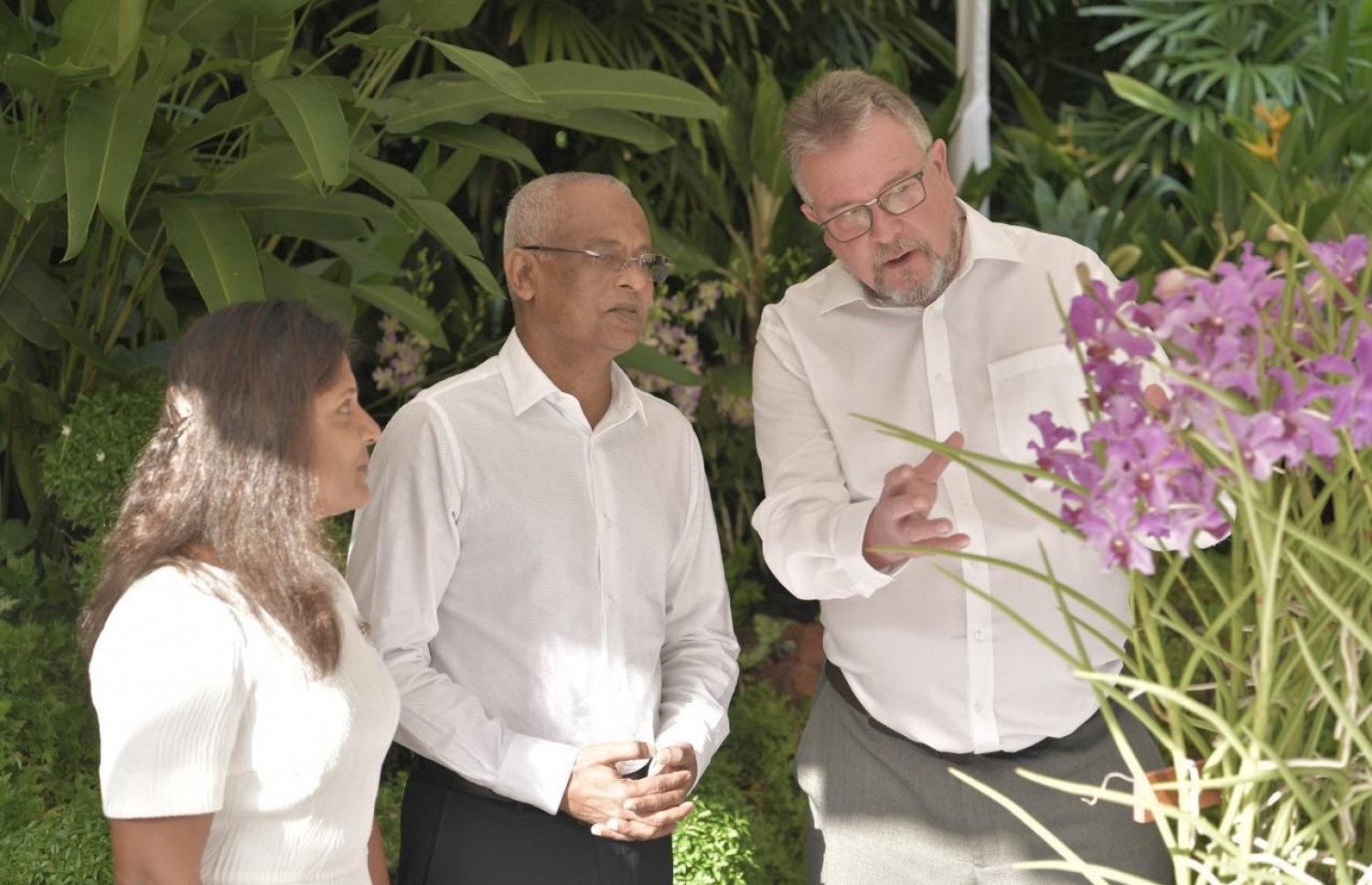 ރައީސް އިބްރާހިމް މުހައްމަދު ސޯލިހުގެ ދެކަނބަލުން، ސިންގަޕޫރުގެ ބޮޓަނިކަލް ގާޑަންގައި.-- ފޮޓޯ: ރައީސް އޮފީސް