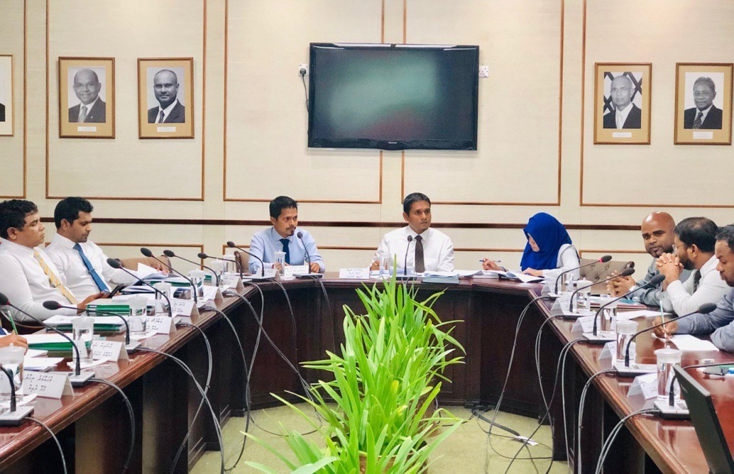 ރައްޔިތުންގެ މަޖިލީހުގެ ސްޓޭޓް އެންޑް އެންޓަޕްރައިސަސް ކޮމިޓީގެ މެންބަރުން އެންޓި-ކޮރަޕްޝަން ކޮމިޝަންގެ ބޭފުޅުންނާ ބައްދަލުކުރެއްވުން-- ފޮޓޯ: މަޖިލިސް