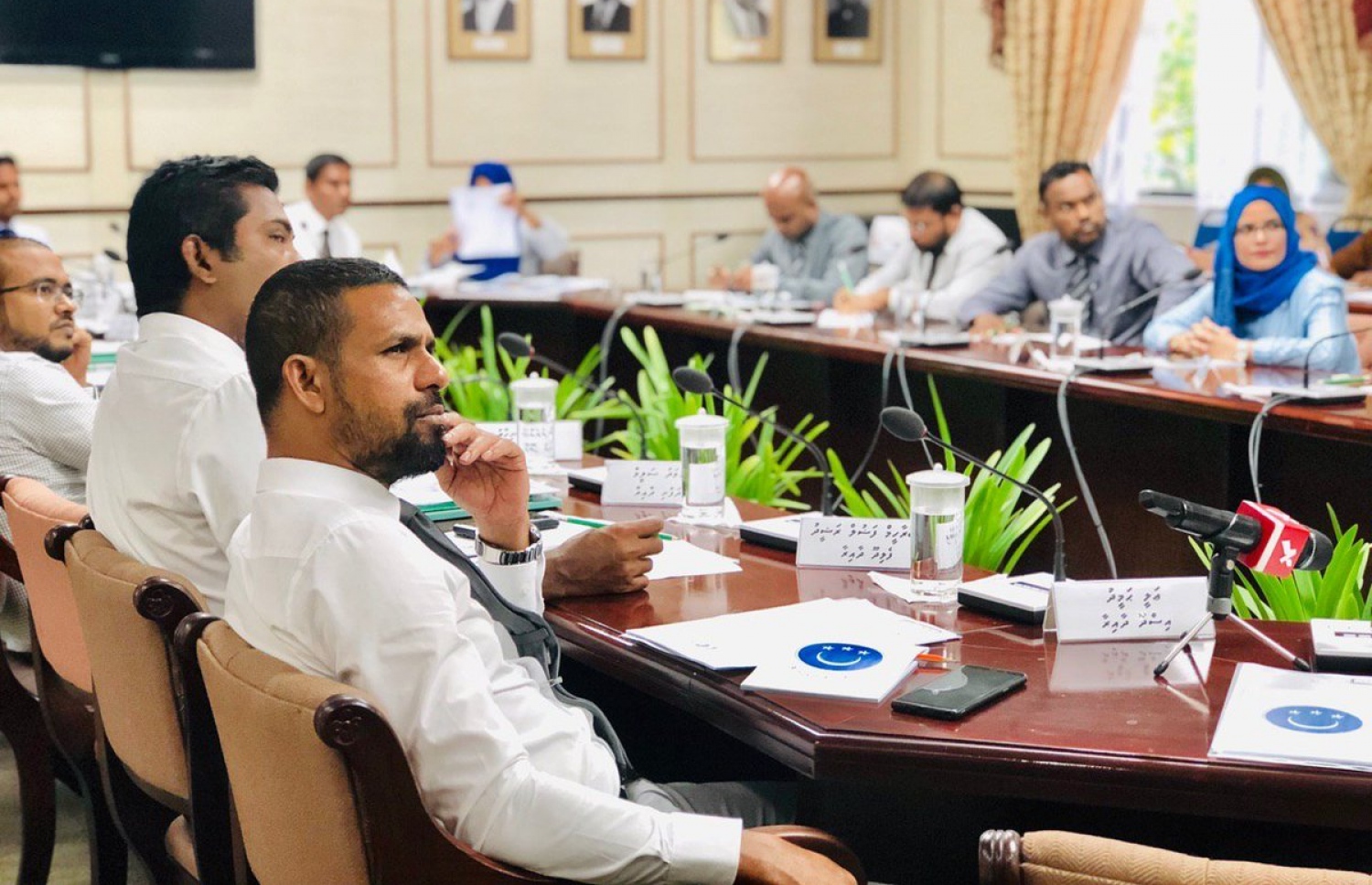 ރައްޔިތުންގެ މަޖިލީހުގެ ސްޓޭޓް އެންޑް އެންޓަޕްރައިސަސް ކޮމިޓީގެ މެންބަރުން އެންޓި-ކޮރަޕްޝަން ކޮމިޝަންގެ ބޭފުޅުންނާ ބައްދަލުކުރެއްވުން-- ފޮޓޯ: މަޖިލިސް