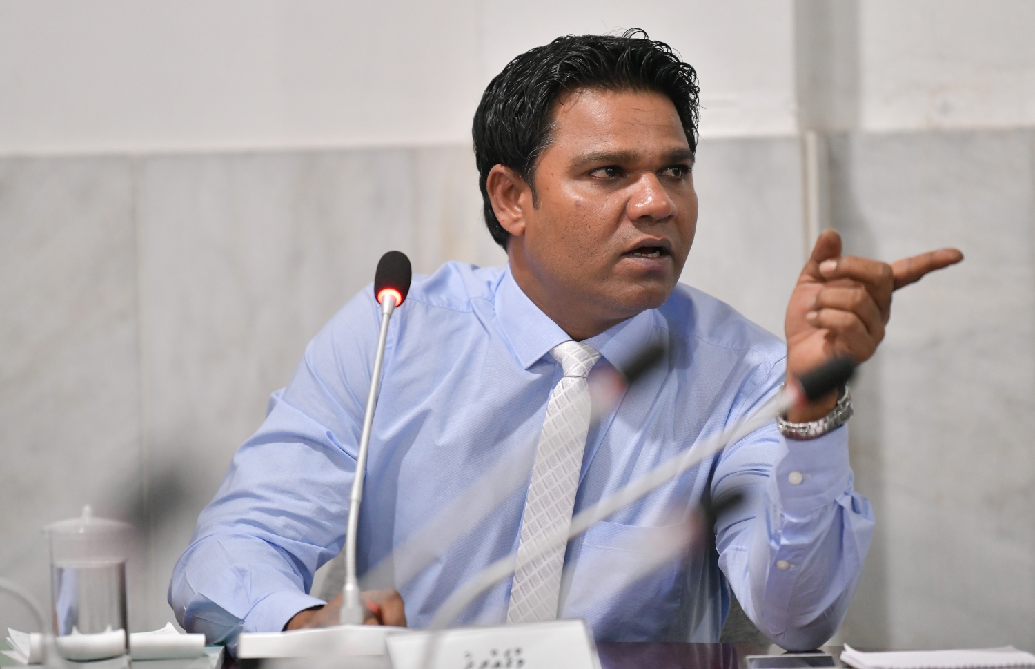 ރައްޔިތުންގެ މަޖިލީހުގެ ކެނދިކުޅުދޫ ދާއިރާގެ މެމްބަރު އަހުމަދު އީސާ މަޖިލީހުގެ ކޮމިޓީ ބައްދަލުވުމެއްގައި ވާހަކަދައްކަވަނީ. އޭނާގެ ނަން ވެސް އެމްއެމްޕީއާރުސީ ލިސްޓްގައި އޮތް