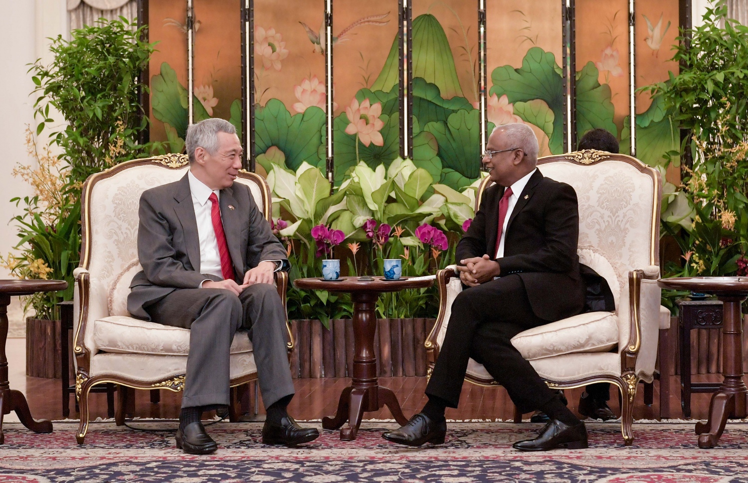 ސިންގަޕޫރު: ޖުލައި 1، 2019: ސިންގަޕޫރުގެ ރައީސްގެ ދައުވަތަކަށް ރައީސްގެ ދެކަނބަލުން މިިހާރު ކުރަމުން ގެންދަވާ ދަތުރުފުޅުގައި ރައީސް އިބްރާހިމް މުހައްމަދު ސޯލިހު، ސިންގަޕޫރުގެ ބޮޑުވަޒީރު ލީ ހައިސެން ލޯންގްއާ ބައްދަލު ކުރައްވަނީ.-- ފޮޓޯ: ރައީސް އޮފީސް