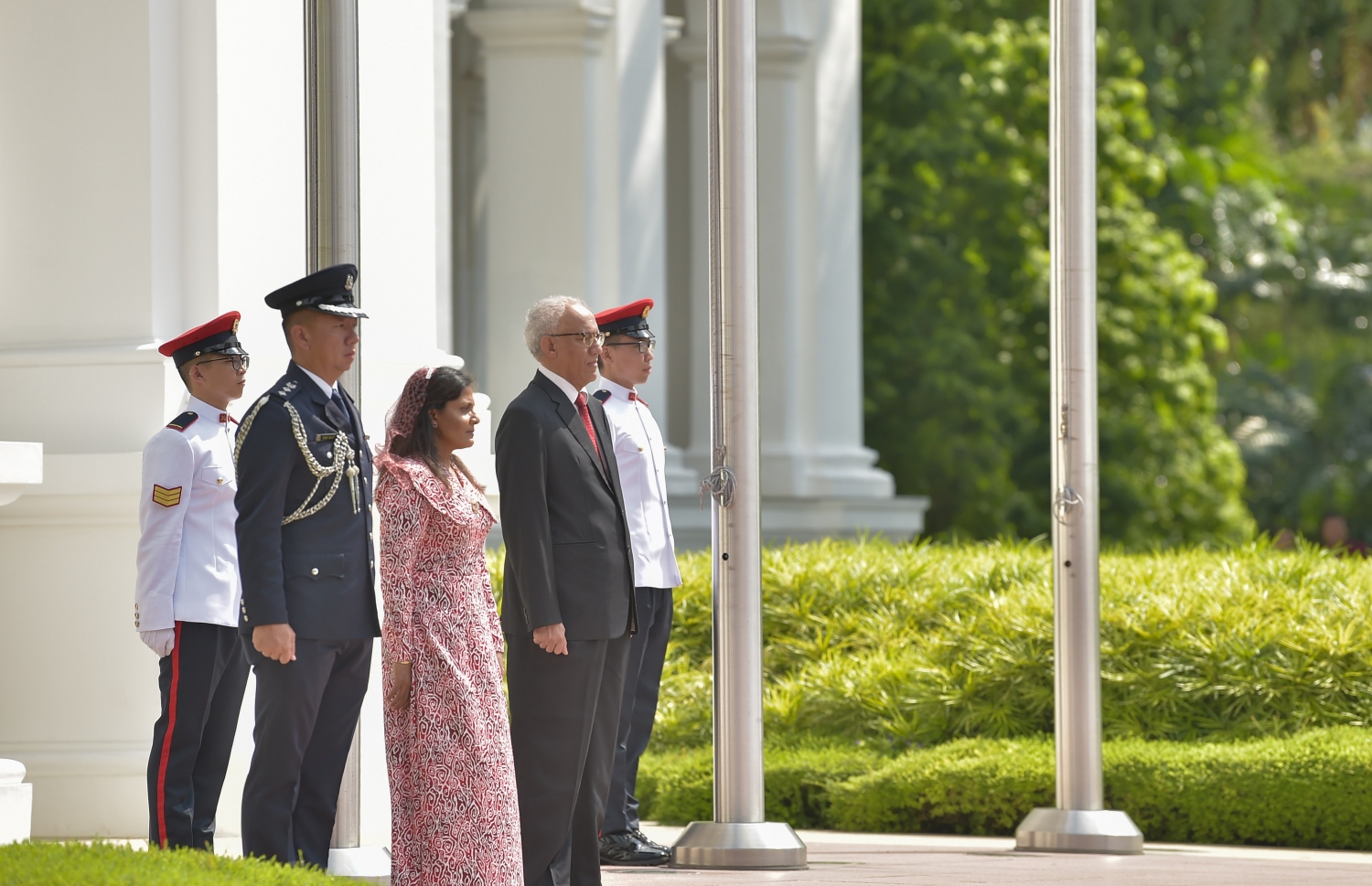 ސިންގަޕޫރު: ޖުލައި 1، 2019: ސިންގަޕޫރުގެ ރައީސްގެ ދައުވަތަކަށް ރައީސްގެ ދެކަނބަލުން މިިހާރު ކުރަމުން ގެންދަވާ ދަތުރުފުޅުގައި ރައީސް އިބްރާހިމް މުހައްމަދު ސޯލިހަށާއި ފަސްޓް ލޭޑީ ފަޒުނާ އަހުމަދަށް، ރަސްމީކޮށް މަރުހަބާ ދަންނަވަނީ.-- ފޮޓޯ: ރައީސް އޮފީސް