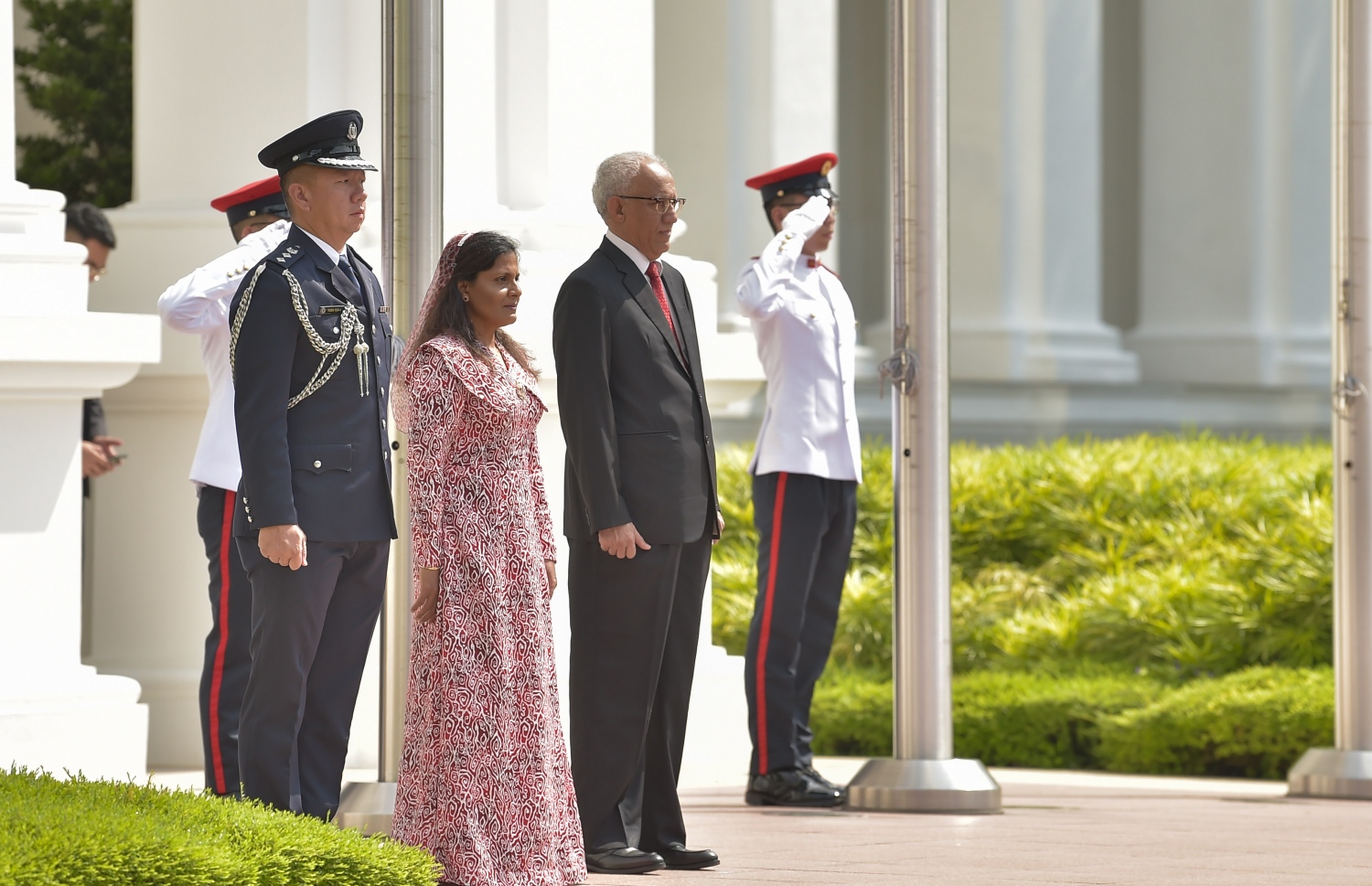 ސިންގަޕޫރު: ޖުލައި 1، 2019: ސިންގަޕޫރުގެ ރައީސްގެ ދައުވަތަކަށް ރައީސްގެ ދެކަނބަލުން މިިހާރު ކުރަމުން ގެންދަވާ ދަތުރުފުޅުގައި ރައީސް އިބްރާހިމް މުހައްމަދު ސޯލިހަށާއި ފަސްޓް ލޭޑީ ފަޒުނާ އަހުމަދަށް، ރަސްމީކޮށް މަރުހަބާ ދަންނަވަނީ.-- ފޮޓޯ: ރައީސް އޮފީސް