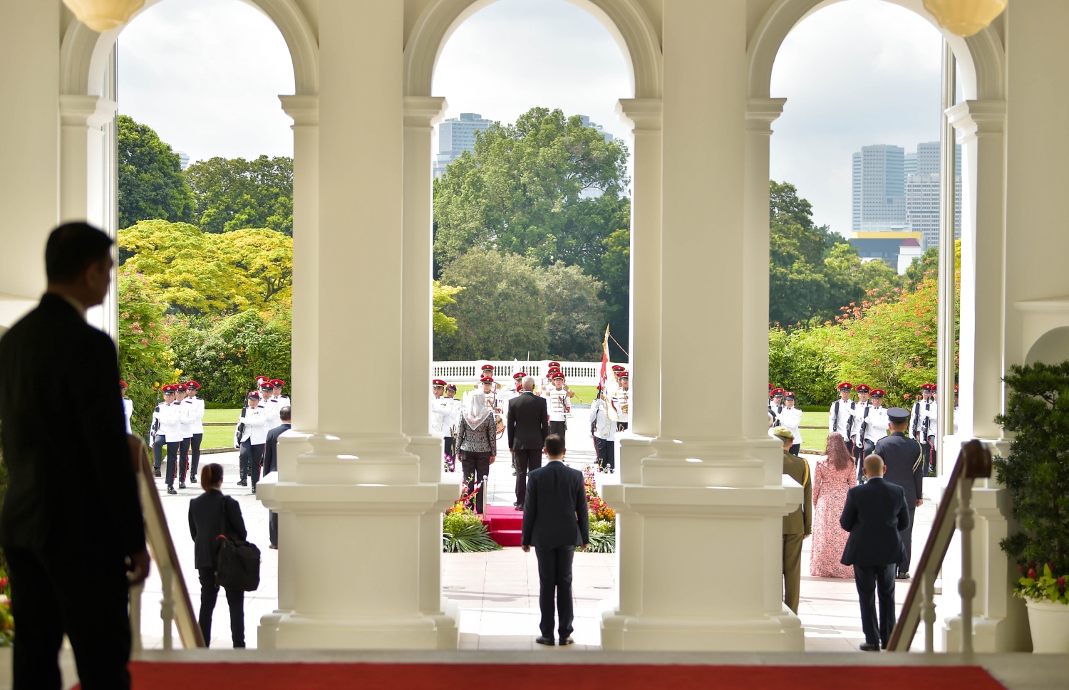 ސިންގަޕޫރު: ޖުލައި 1، 2019: ސިންގަޕޫރުގެ ރައީސްގެ ދައުވަތަކަށް ރައީސްގެ ދެކަނބަލުން މިިހާރު ކުރަމުން ގެންދަވާ ދަތުރުފުޅުގައި ރައީސް އިބްރާހިމް މުހައްމަދު ސޯލިހަށާއި ފަސްޓް ލޭޑީ ފަޒުނާ އަހުމަދަށް، ރަސްމީކޮށް މަރުހަބާ ދަންނަވަނީ.-- ފޮޓޯ: ރައީސް އޮފީސް