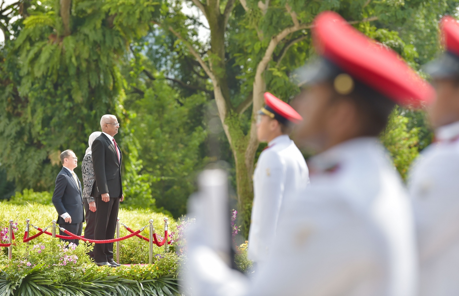 ސިންގަޕޫރު: ޖުލައި 1، 2019: ސިންގަޕޫރުގެ ރައީސްގެ ދައުވަތަކަށް ރައީސްގެ ދެކަނބަލުން މިިހާރު ކުރަމުން ގެންދަވާ ދަތުރުފުޅުގައި ރައީސް އިބްރާހިމް މުހައްމަދު ސޯލިހަށާއި ފަސްޓް ލޭޑީ ފަޒުނާ އަހުމަދަށް، ރަސްމީކޮށް މަރުހަބާ ދަންނަވަނީ.-- ފޮޓޯ: ރައީސް އޮފީސް