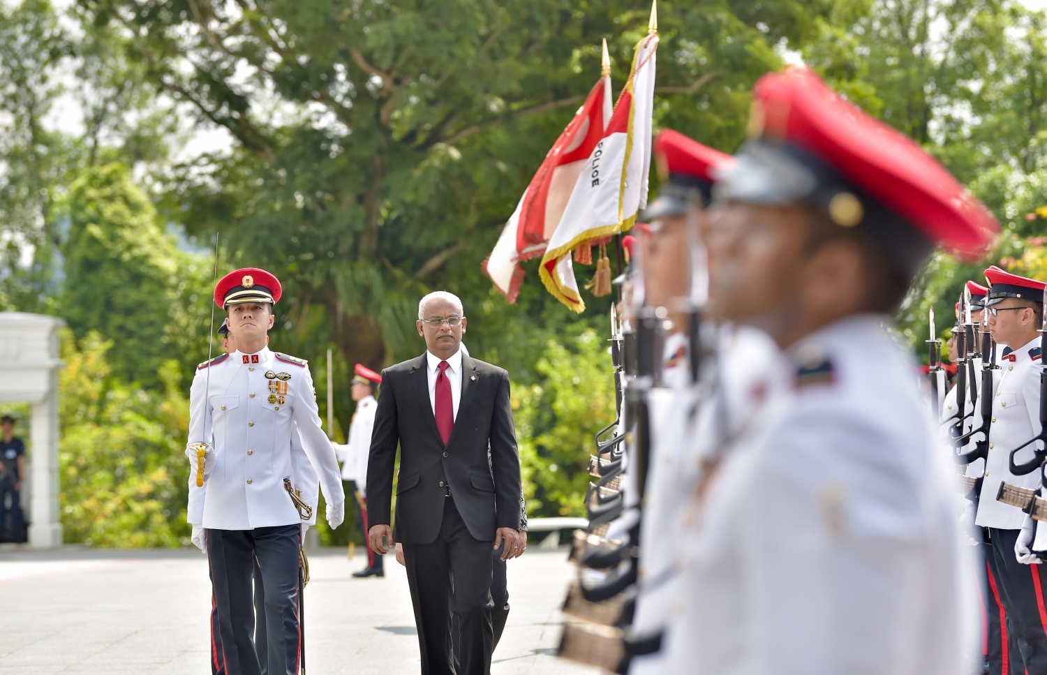 ސިންގަޕޫރުން ރައީސްގެ ދެކަނބަލުންނަށް މަރުހަބާ ދެންނެވުން