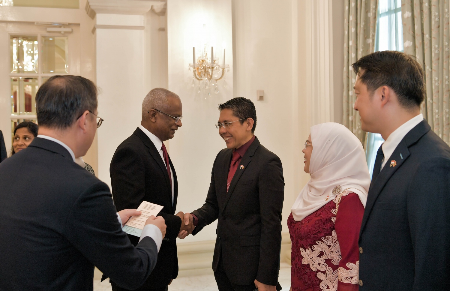 ސިންގަޕޫރު: ޖުލައި 1، 2019: ސިންގަޕޫރުގެ ރައީސްގެ ދައުވަތަކަށް ރައީސްގެ ދެކަނބަލުން މިިހާރު ކުރަމުން ގެންދަވާ ދަތުރުފުޅުގައި ރައީސް އިބްރާހިމް މުހައްމަދު ސޯލިހު، އެ ގައުމު އިސްވެރިންނާ ސަލާމް ކުރައްވަނީ.-- ފޮޓޯ: ރައީސް އޮފީސް