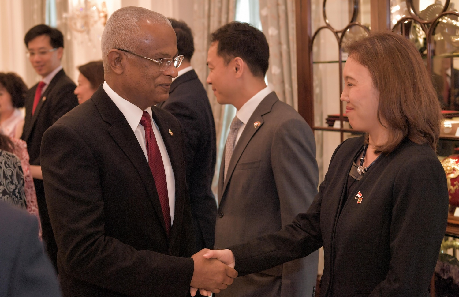 ސިންގަޕޫރު: ޖުލައި 1، 2019: ސިންގަޕޫރުގެ ރައީސްގެ ދައުވަތަކަށް ރައީސްގެ ދެކަނބަލުން މިިހާރު ކުރަމުން ގެންދަވާ ދަތުރުފުޅުގައި ރައީސް އިބްރާހިމް މުހައްމަދު ސޯލިހު، އެ ގައުމު އިސްވެރިންނާ ސަލާމް ކުރައްވަނީ.-- ފޮޓޯ: ރައީސް އޮފީސް