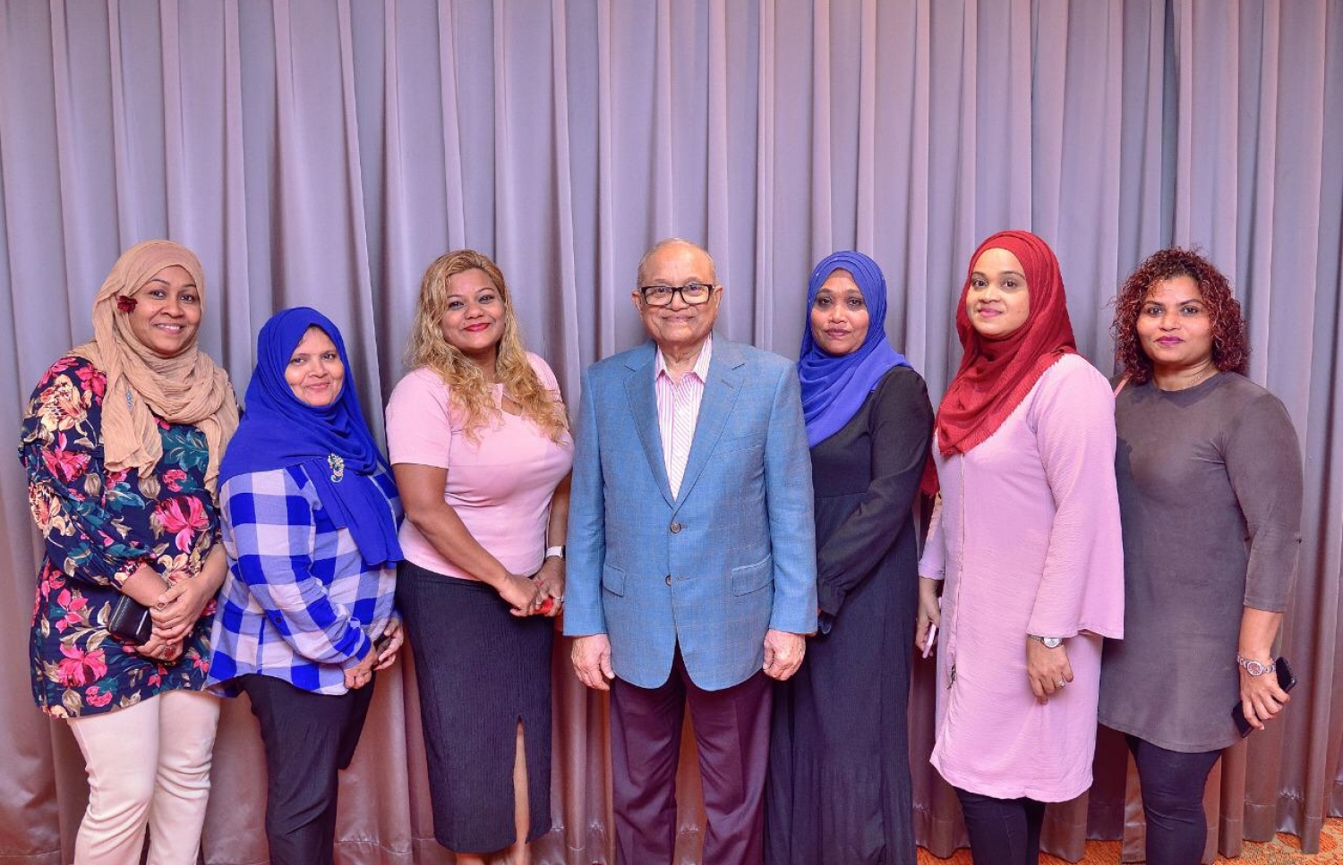 ކުރީގެ ރައީސް މައުމޫން، ލަންކާގައި އުޅޭ ދިވެހިންނާ ބައްދަލުކުރަން ރޭ ބޭއްވި ހަރަކާތުގައި އަންހެނުންތަކަކާއެކު ފޮޓޯއަކަށް ހުއްޓިވަޑައިގެން.-- ފޮޓޯ: އެމްއާރުއެމް