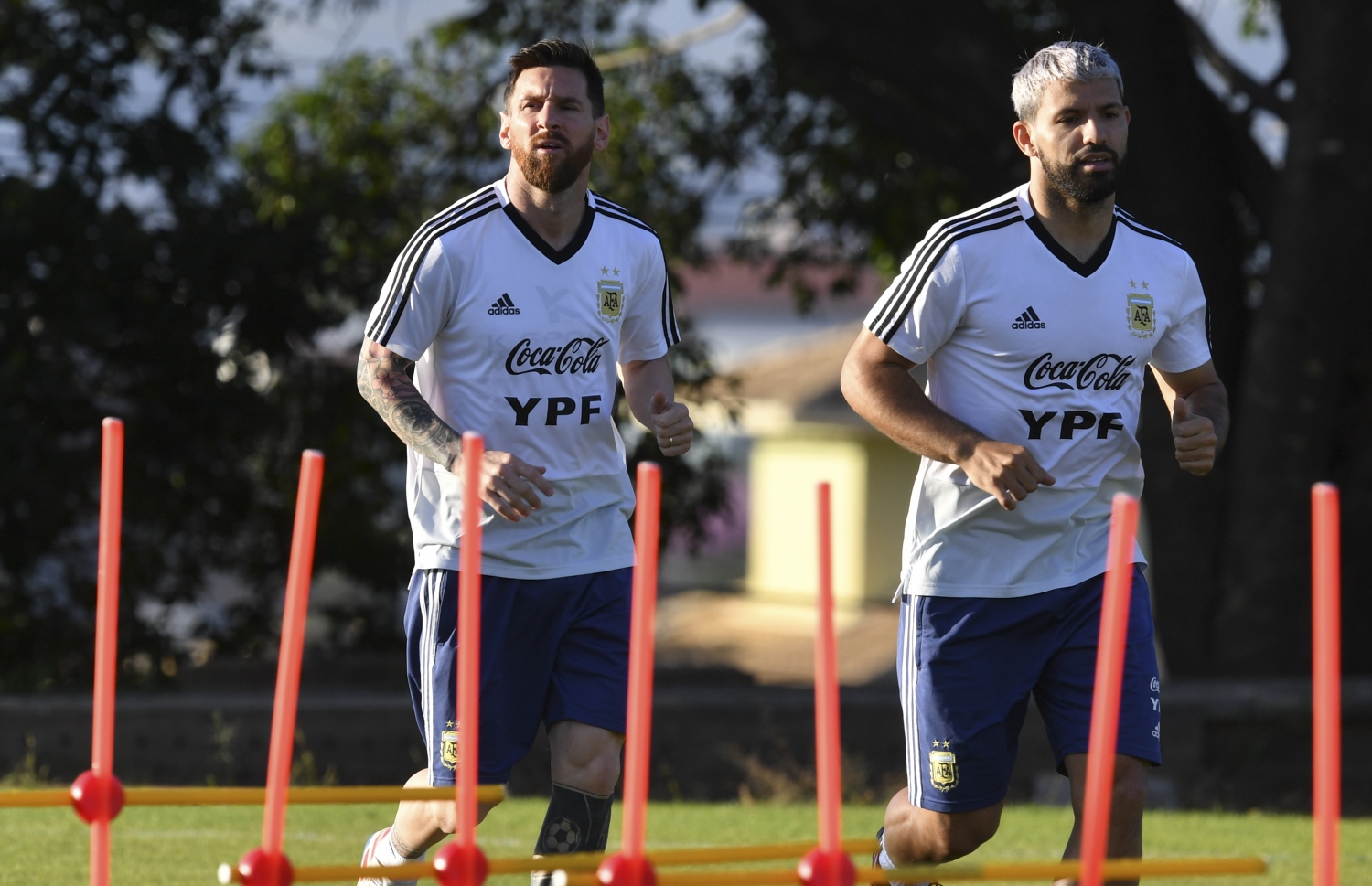 އާޖެންޓީނާގެ ފަރިތަކުރުންތަކުގެ ތެރެއިން އަގުއޭރޯ (ކ) އާއި މެސީ. -- ފޮޓޯ: އޭއެފްޕީ