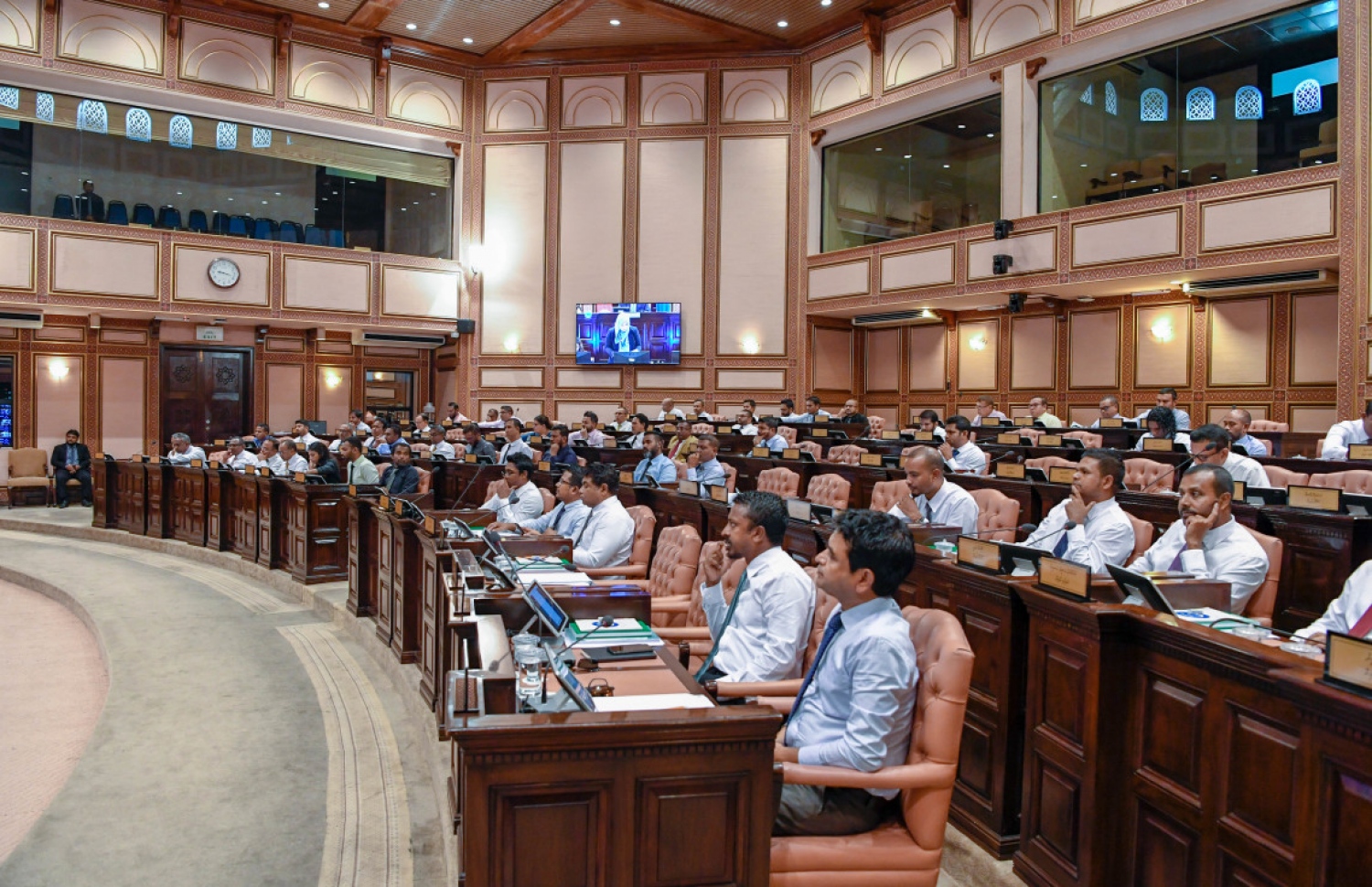 ރައްޔިތުންގެ މަޖިލިހުގެ ޖަލްސާއެއްގައި މެމްބަރުން ބައިވެރިވެވަޑައިގަންނަވަނީ. --- ފޮޓޯ: މަޖިލިސް