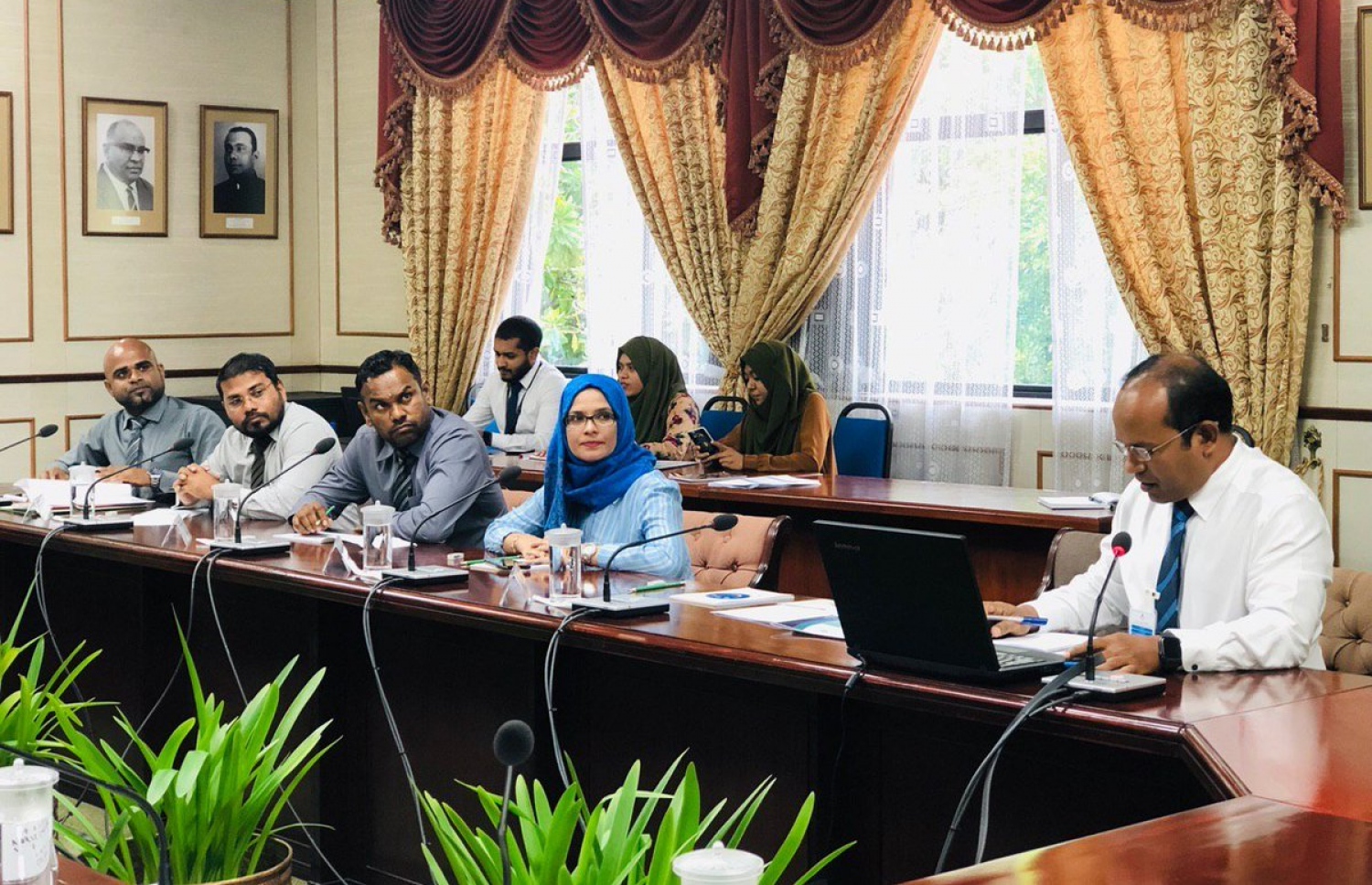 އެންޓި ކޮރަޕްޝަން ކޮމިޝަނުގެ މެމްބަރުން އެސްއޯއީ ކޮމިޓީއަށް ޖަވާބުދާރީ ވަނީ. ފޮޓޯ: ރައްޔިތުންގެ މަޖިލީހުގެ އިދާރާ