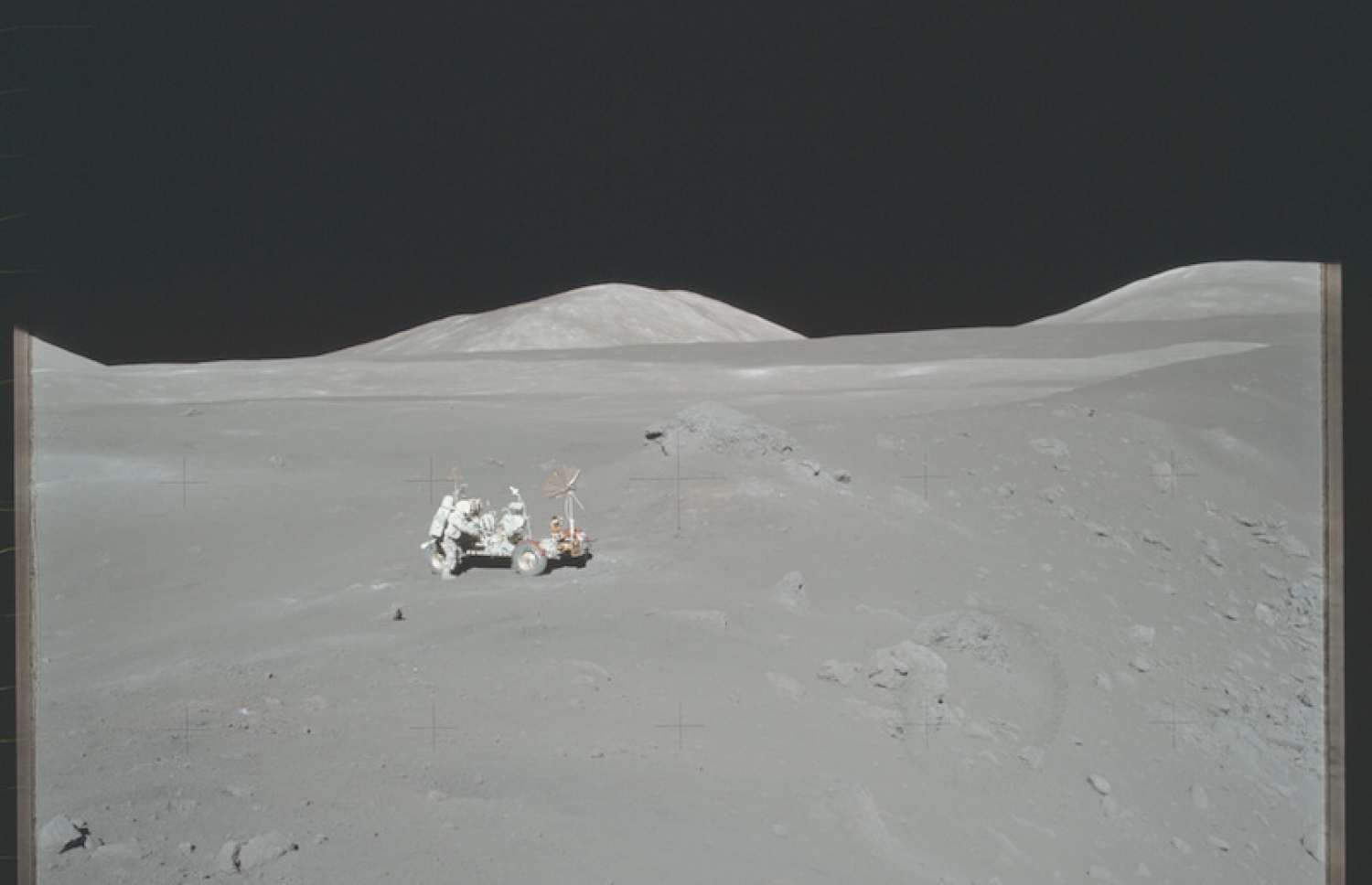 އެސްޓްރޮނޯޓަކު ހަނދުގައި އުޅަނދެއް ދުއްވަނީ: ހަނދުގައި ހިނގި 12 އެސްޓްރޮނޯޓުން ވަނީ ހަނދުގެ އެކި ސަރަހައްދުތަކަށް އެތައް ނިޝާނެއް ދޫކޮށްފައި