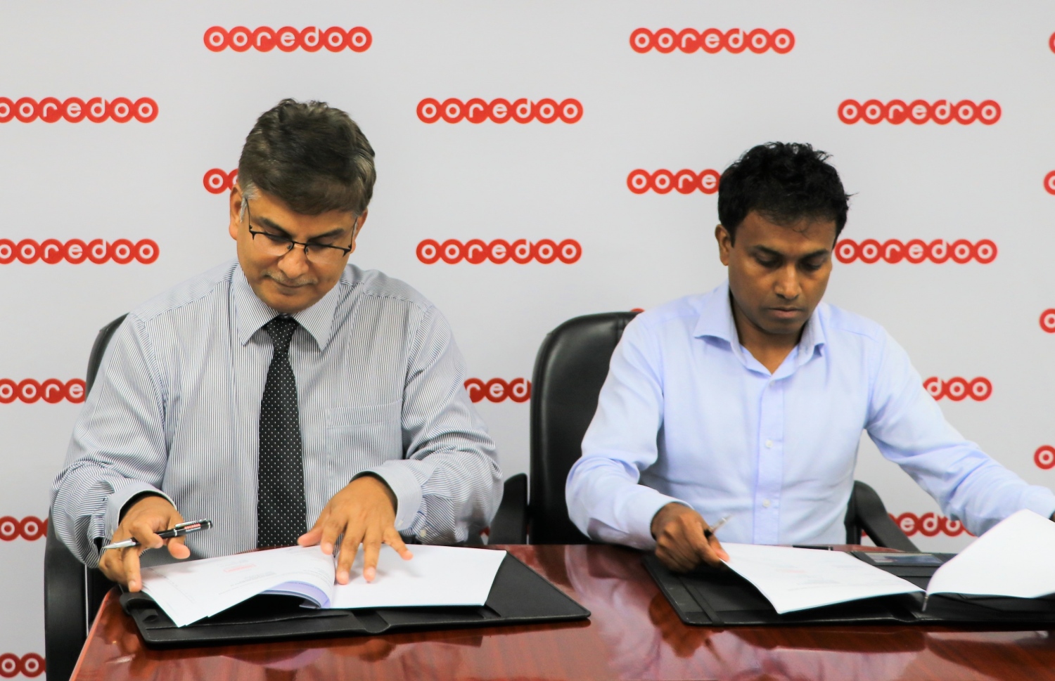 އުގެއިލް (ކ) އާއި އުރީދޫގެ ސީއީއޯ ނަޖީބު ޚާން އެއްބަސްވުމުގައި ސޮއިކުރައްވަނީ.---ފޮޓޯ: އުރީދޫ