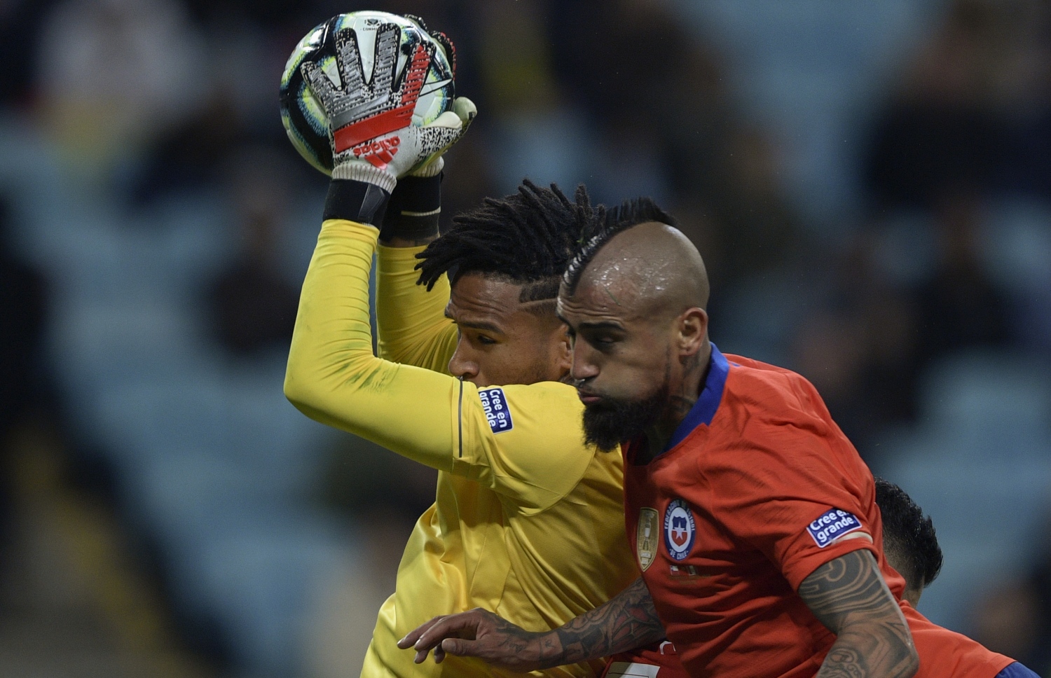 ޗިލީގެ ވިޑާލަށް ލިބުމުގެ ކުރިން ޕެރޫގެ ކީޕަރު ގަލޭސޭ ބޯޅަ ހިފައިގެން.-- ފޮޓޯ: އޭއެފްޕީ