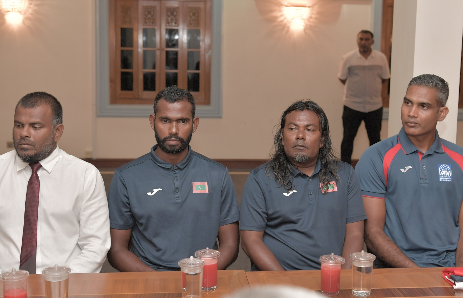 މާލެ: ޖުލައި 3، 2019: ކުރިޔަށް އޮތް އިންޑިއަން އޯޝަންސް އައިލެންޑް ގޭމްސް (އައި.އޯ.އައި.ޖީ) އަށް ތައްޔާރުވުމުގެ ގޮތުން، އިތުރު ތަމްރީނު ހޯދުމަށް ސާބިއާއަށް ދަތުރުކުރުމަށް ހަމަޖެހިފައިވާ ގައުމީ ވޮލީ ޓީމުގެ މެންބަރުންނާ ރައީސް އިބްރާހިމް މުހައްމަދު ސޯލިހު ބައްދަލު ކުރެއްވުމަށް މުލީއާގޭގައި ބޭއްވި ހަފުލާގައި ޓީމުގެ މެނޭޖަރުންނާއި ކުޅުންތެރިން ބައިވެރިވަނީ.-- ފޮޓޯ: ރައީސް އޮފީސް