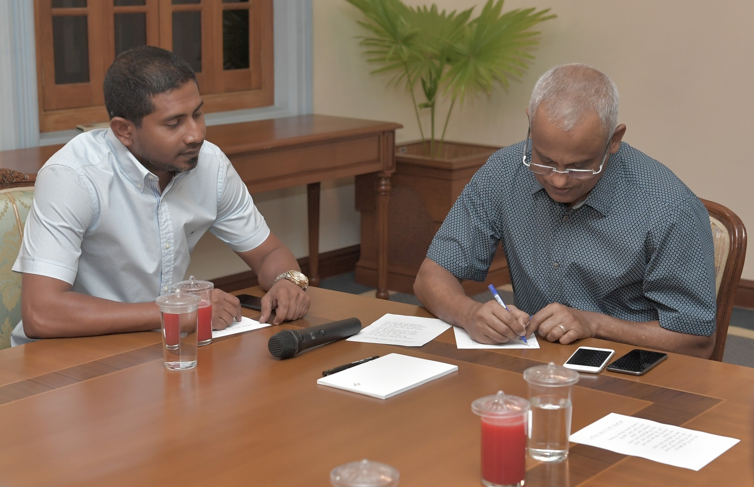 މާލެ: ޖުލައި 3، 2019: ކުރިޔަށް އޮތް އިންޑިއަން އޯޝަންސް އައިލެންޑް ގޭމްސް (އައި.އޯ.އައި.ޖީ) އަށް ތައްޔާރުވުމުގެ ގޮތުން، އިތުރު ތަމްރީނު ހޯދުމަށް ސާބިއާއަށް ދަތުރުކުރުމަށް ހަމަޖެހިފައިވާ ގައުމީ ވޮލީ ޓީމުގެ މެންބަރުންނާ ރައީސް އިބްރާހިމް މުހައްމަދު ސޯލިހު ބައްދަލު ކުރެއްވުމަށް މުލީއާގޭގައި ބޭއްވި ހަފުލާގައި ރައީސް އާއި ޔޫރު މިނިސްޓަރު އަހުމަދު މަހުލޫފު ބައިވެރިވެ ވަޑައިގަންނަވަނީ.-- ފޮޓޯ: ރައީސް އޮފީސް