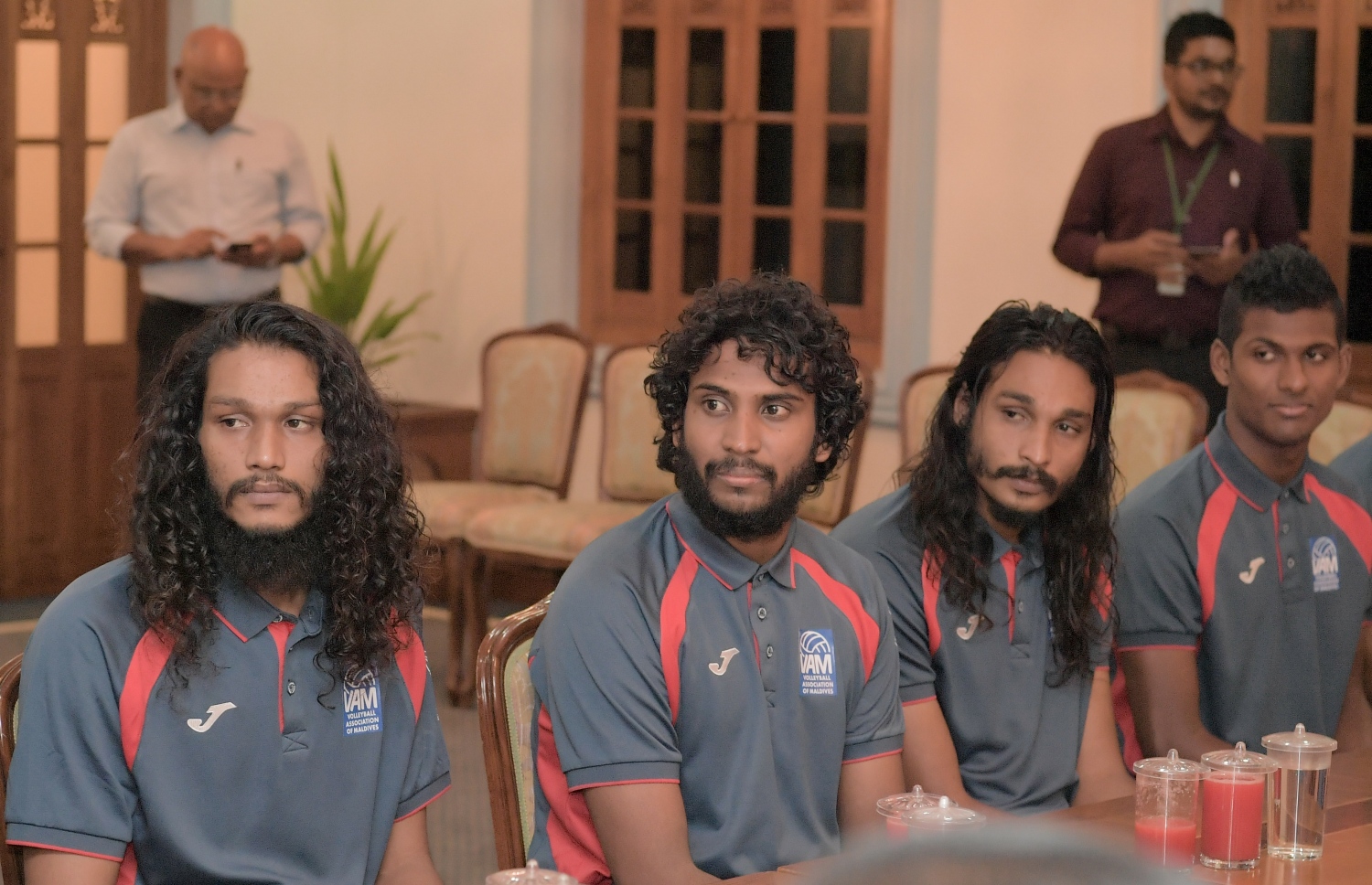 މާލެ: ޖުލައި 3، 2019: ކުރިޔަށް އޮތް އިންޑިއަން އޯޝަންސް އައިލެންޑް ގޭމްސް (އައި.އޯ.އައި.ޖީ) އަށް ތައްޔާރުވުމުގެ ގޮތުން، އިތުރު ތަމްރީނު ހޯދުމަށް ސާބިއާއަށް ދަތުރުކުރުމަށް ހަމަޖެހިފައިވާ ގައުމީ ވޮލީ ޓީމުގެ މެންބަރުންނާ ރައީސް އިބްރާހިމް މުހައްމަދު ސޯލިހު ބައްދަލު ކުރެއްވުމަށް މުލީއާގޭގައި ބޭއްވި ހަފުލާގައި ކުޅުންތެރިން ބައިވެރިވަނީ.-- ފޮޓޯ: ރައީސް އޮފީސް