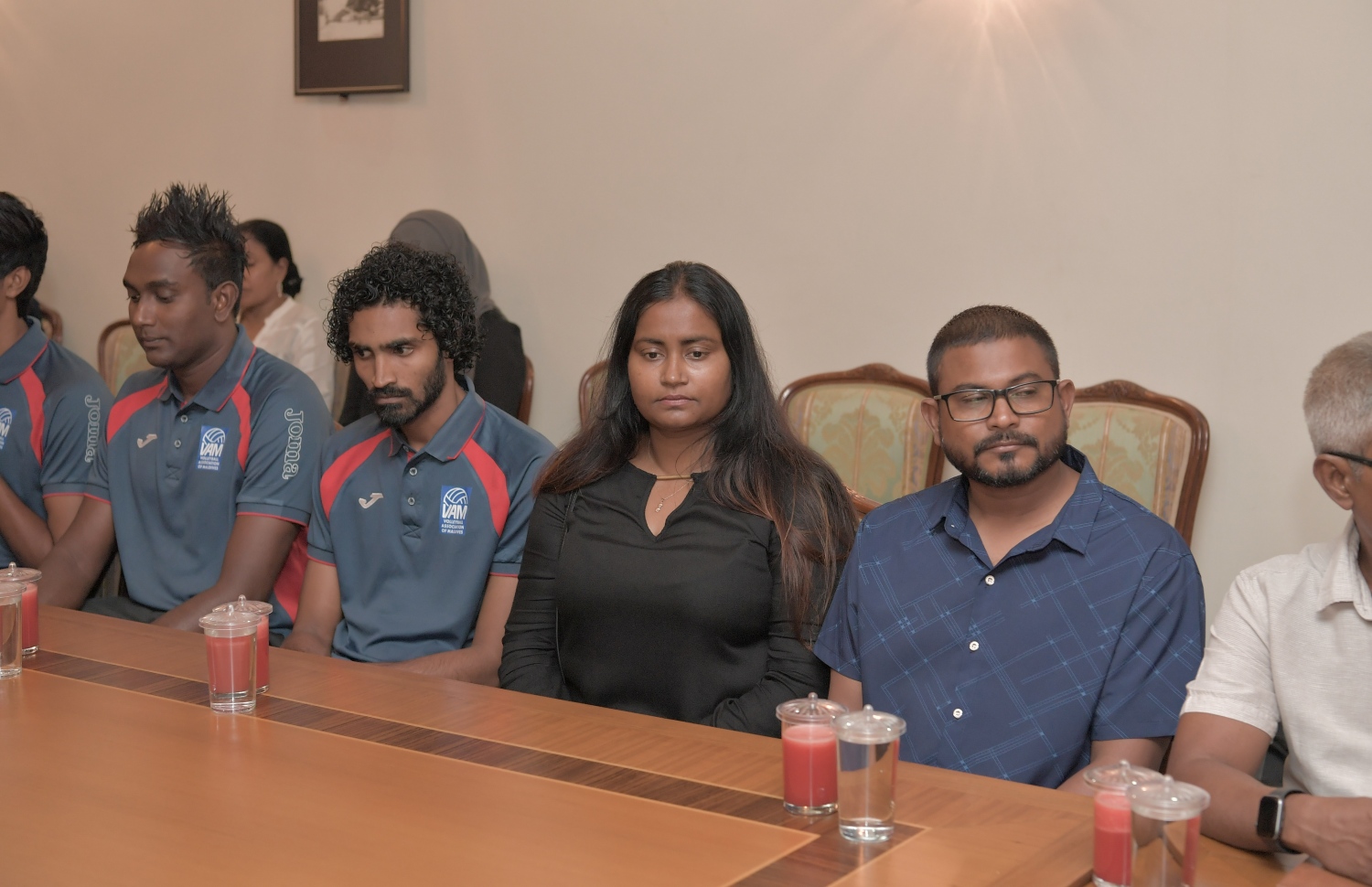 މާލެ: ޖުލައި 3، 2019: ކުރިޔަށް އޮތް އިންޑިއަން އޯޝަންސް އައިލެންޑް ގޭމްސް (އައި.އޯ.އައި.ޖީ) އަށް ތައްޔާރުވުމުގެ ގޮތުން، އިތުރު ތަމްރީނު ހޯދުމަށް ސާބިއާއަށް ދަތުރުކުރުމަށް ހަމަޖެހިފައިވާ ގައުމީ ވޮލީ ޓީމުގެ މެންބަރުންނާ ރައީސް އިބްރާހިމް މުހައްމަދު ސޯލިހު ބައްދަލު ކުރެއްވުމަށް މުލީއާގޭގައި ބޭއްވި ހަފުލާގައި ކުޅުންތެރިން ބައިވެރިވަނީ.-- ފޮޓޯ: ރައީސް އޮފީސް