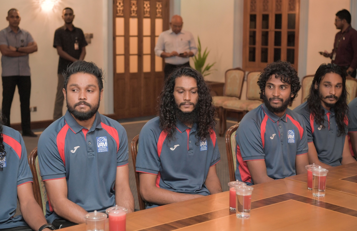 މާލެ: ޖުލައި 3، 2019: ކުރިޔަށް އޮތް އިންޑިއަން އޯޝަންސް އައިލެންޑް ގޭމްސް (އައި.އޯ.އައި.ޖީ) އަށް ތައްޔާރުވުމުގެ ގޮތުން، އިތުރު ތަމްރީނު ހޯދުމަށް ސާބިއާއަށް ދަތުރުކުރުމަށް ހަމަޖެހިފައިވާ ގައުމީ ވޮލީ ޓީމުގެ މެންބަރުންނާ ރައީސް އިބްރާހިމް މުހައްމަދު ސޯލިހު ބައްދަލު ކުރެއްވުމަށް މުލީއާގޭގައި ބޭއްވި ހަފުލާގައި ކުޅުންތެރިން ބައިވެރިވަނީ.-- ފޮޓޯ: ރައީސް އޮފީސް