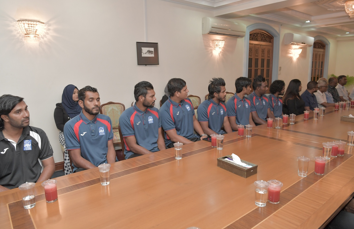 މާލެ: ޖުލައި 3، 2019: ކުރިޔަށް އޮތް އިންޑިއަން އޯޝަންސް އައިލެންޑް ގޭމްސް (އައި.އޯ.އައި.ޖީ) އަށް ތައްޔާރުވުމުގެ ގޮތުން، އިތުރު ތަމްރީނު ހޯދުމަށް ސާބިއާއަށް ދަތުރުކުރުމަށް ހަމަޖެހިފައިވާ ގައުމީ ވޮލީ ޓީމުގެ މެންބަރުންނާ ރައީސް އިބްރާހިމް މުހައްމަދު ސޯލިހު ބައްދަލު ކުރެއްވުމަށް މުލީއާގޭގައި ބޭއްވި ހަފުލާގައި ކުޅުންތެރިން ބައިވެރިވަނީ.-- ފޮޓޯ: ރައީސް އޮފީސް