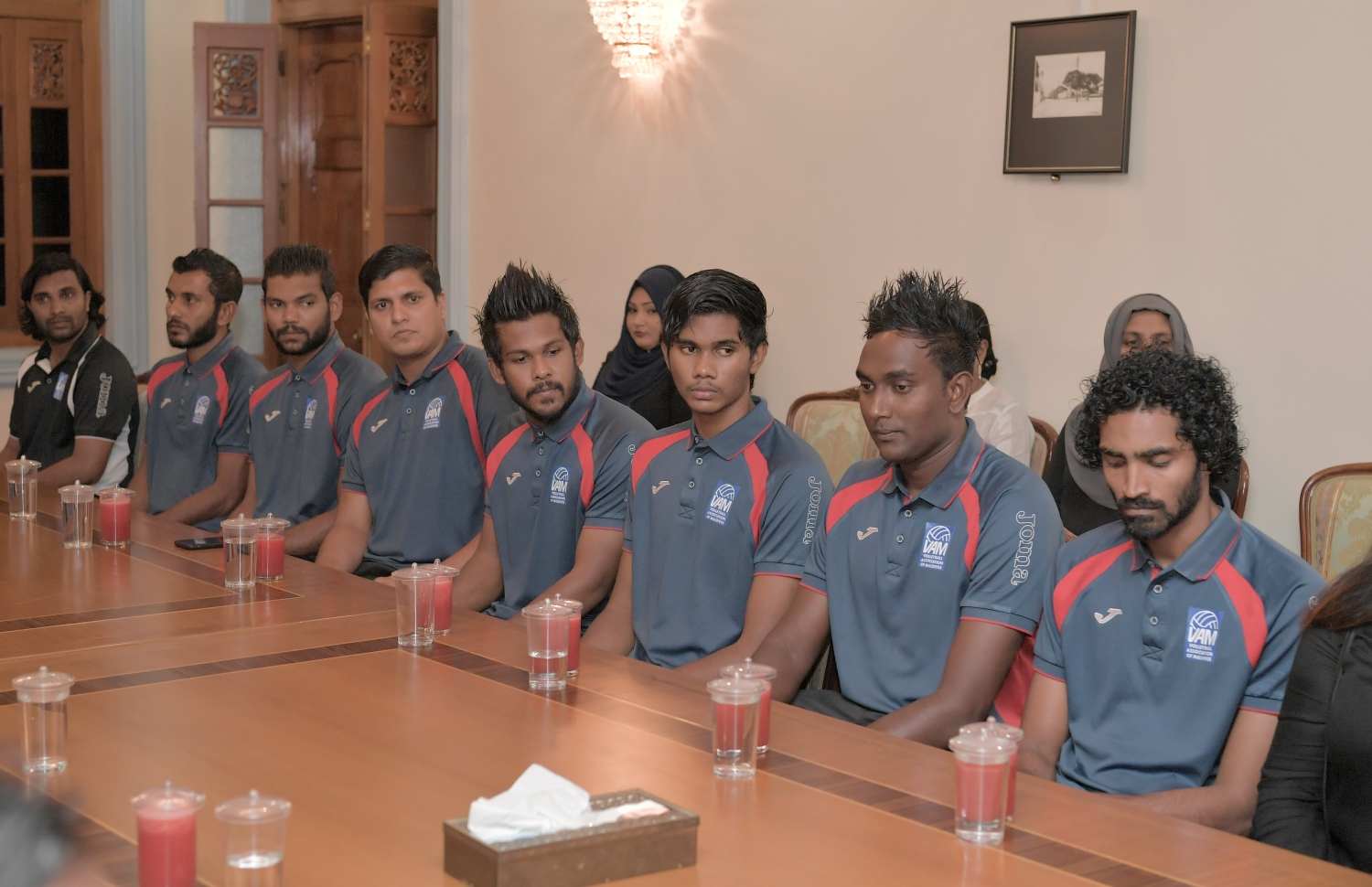 މާލެ: ޖުލައި 3، 2019: ކުރިޔަށް އޮތް އިންޑިއަން އޯޝަންސް އައިލެންޑް ގޭމްސް (އައި.އޯ.އައި.ޖީ) އަށް ތައްޔާރުވުމުގެ ގޮތުން، އިތުރު ތަމްރީނު ހޯދުމަށް ސާބިއާއަށް ދަތުރުކުރުމަށް ހަމަޖެހިފައިވާ ގައުމީ ވޮލީ ޓީމުގެ މެންބަރުންނާ ރައީސް އިބްރާހިމް މުހައްމަދު ސޯލިހު ބައްދަލު ކުރެއްވުމަށް މުލީއާގޭގައި ބޭއްވި ހަފުލާގައި ކުޅުންތެރިން ބައިވެރިވަނީ.-- ފޮޓޯ: ރައީސް އޮފީސް