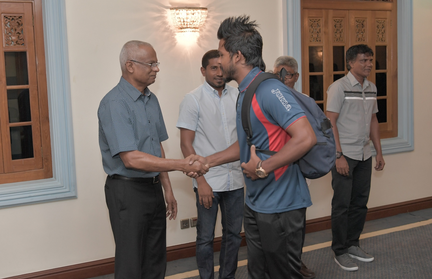 މާލެ: ޖުލައި 3، 2019: ކުރިޔަށް އޮތް އިންޑިއަން އޯޝަންސް އައިލެންޑް ގޭމްސް (އައި.އޯ.އައި.ޖީ) އަށް ތައްޔާރުވުމުގެ ގޮތުން، އިތުރު ތަމްރީނު ހޯދުމަށް ސާބިއާއަށް ދަތުރުކުރުމަށް ހަމަޖެހިފައިވާ ގައުމީ ވޮލީ ޓީމުގެ މެންބަރުންނާ ރައީސް އިބްރާހިމް މުހައްމަދު ސޯލިހު ބައްދަލު ކުރެއްވުމަށް މުލީއާގޭގައި ބޭއްވި ހަފުލާގައި ކުޅުންތެރިއަކާއި ރައީސް ސަލާމް ކުރައްވަނީ.-- ފޮޓޯ: ރައީސް އޮފީސް